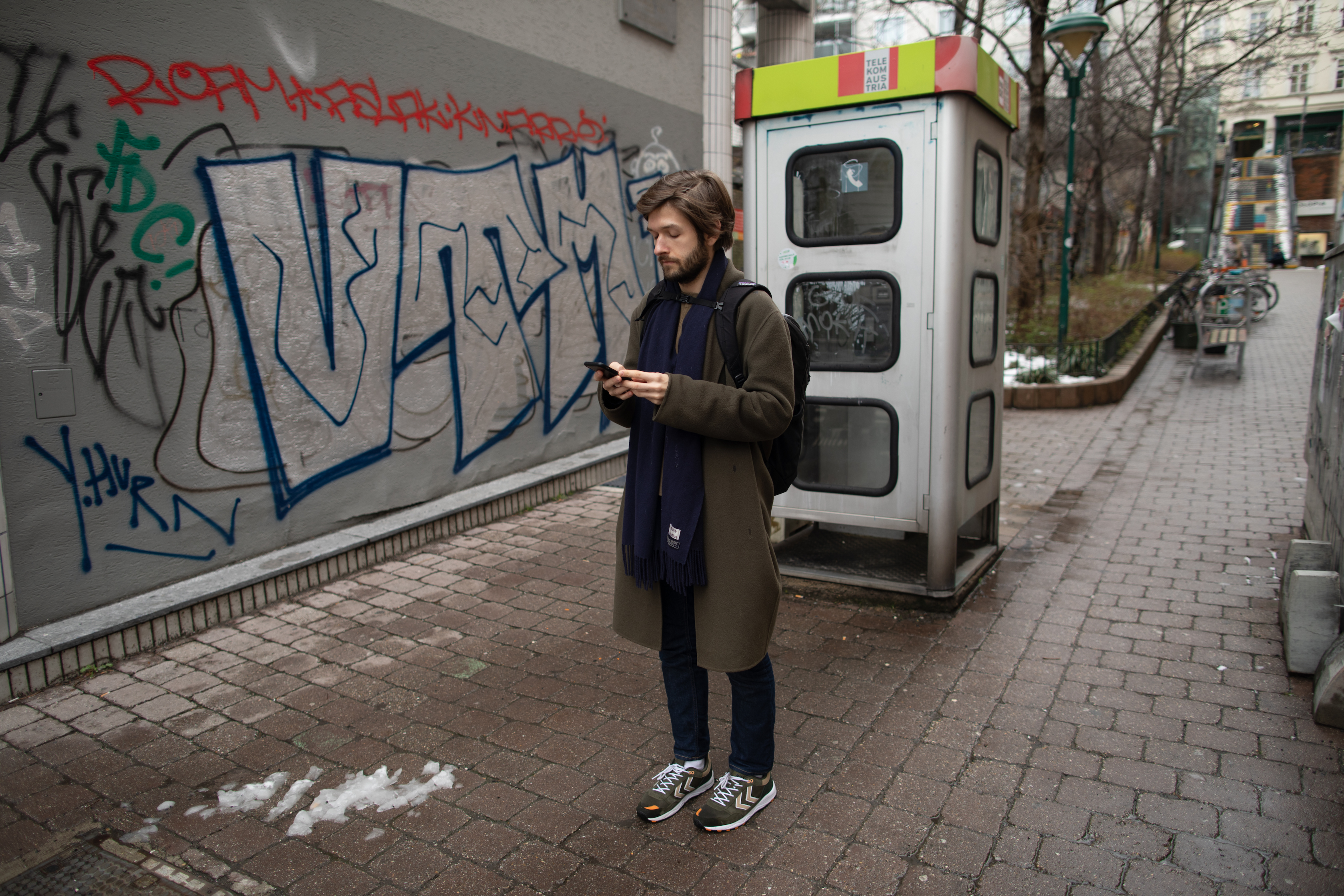 Michi Buchiner mit seinem Handy