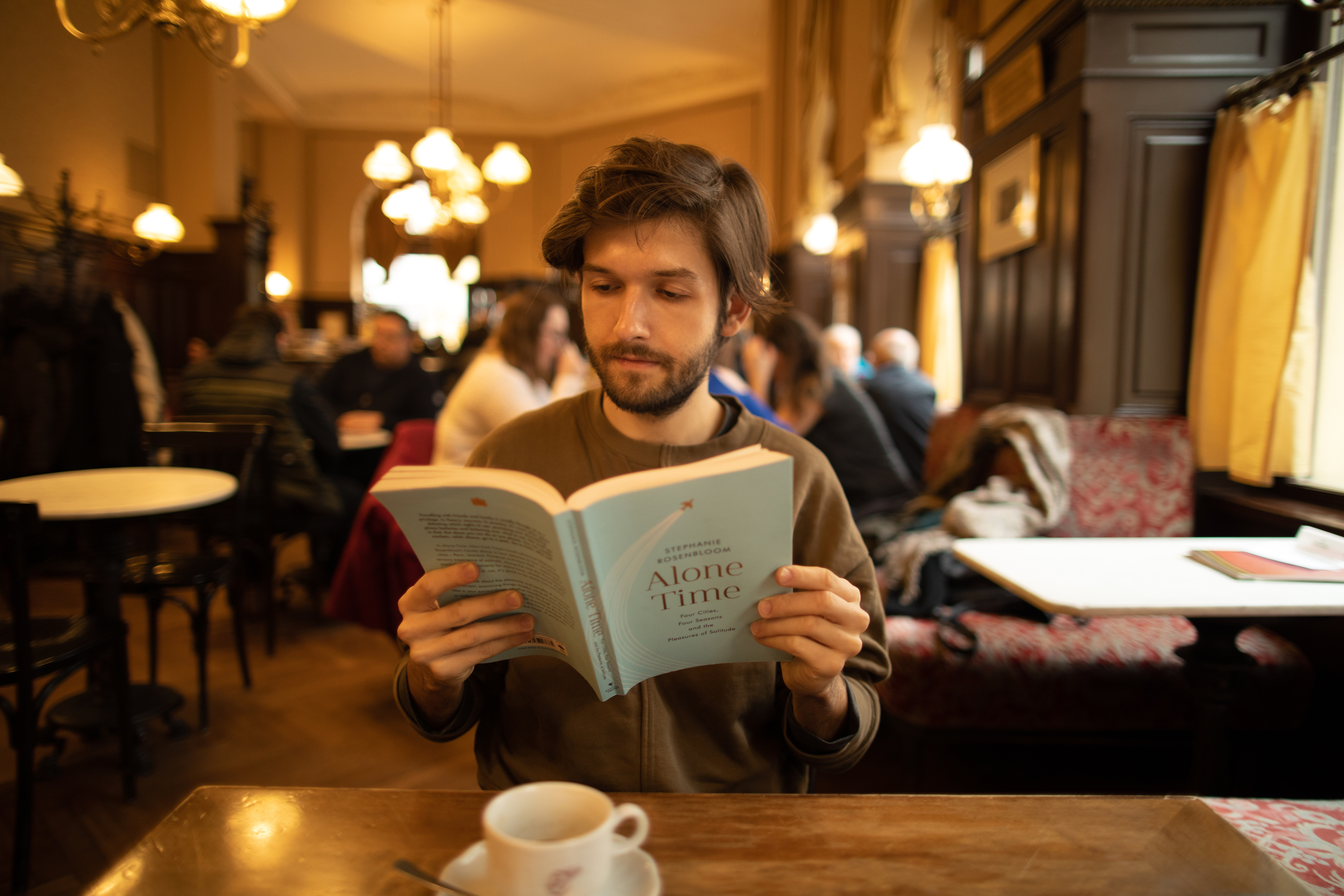 Michi Buchinger liest ein Buch