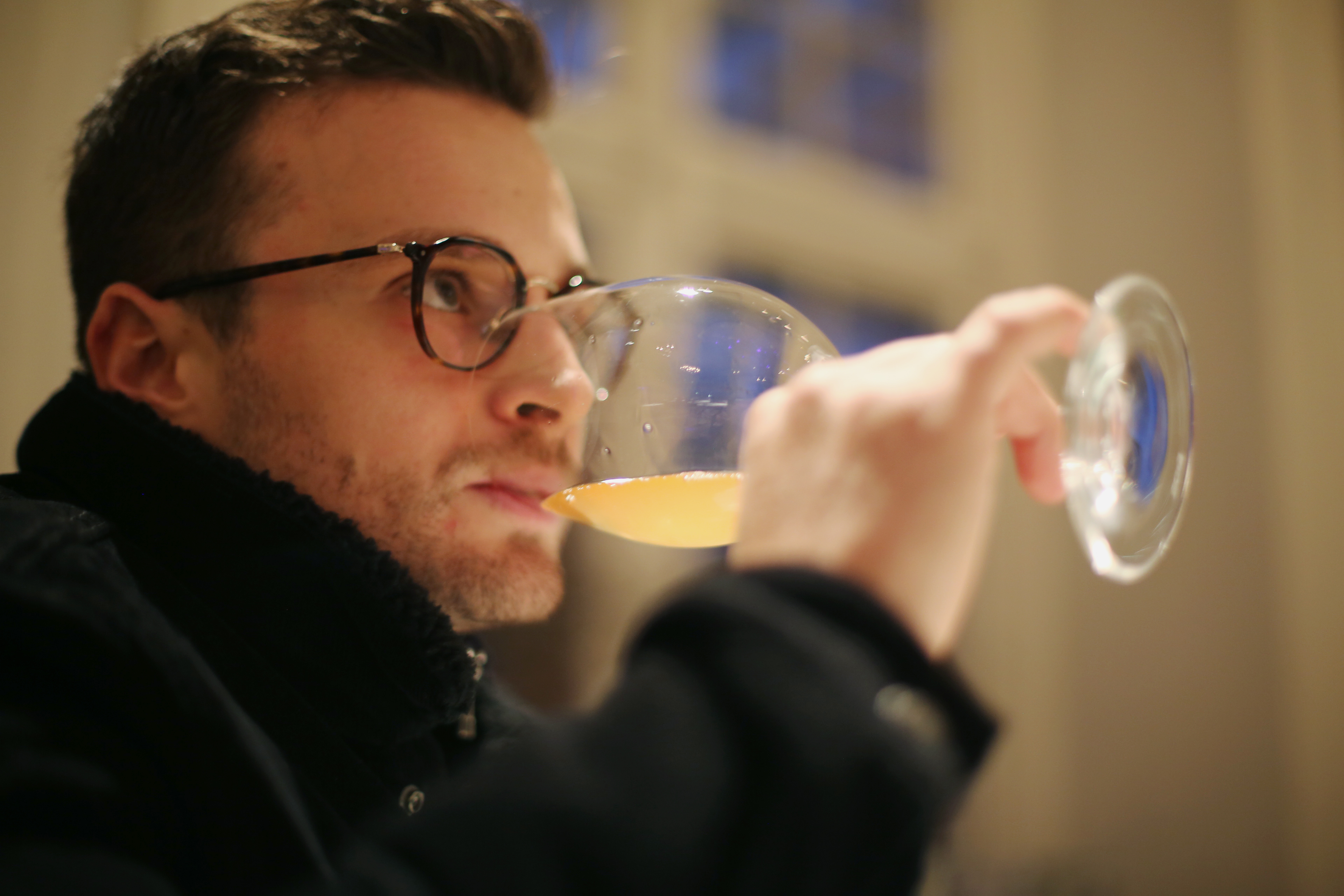 Sommelier drikker vin