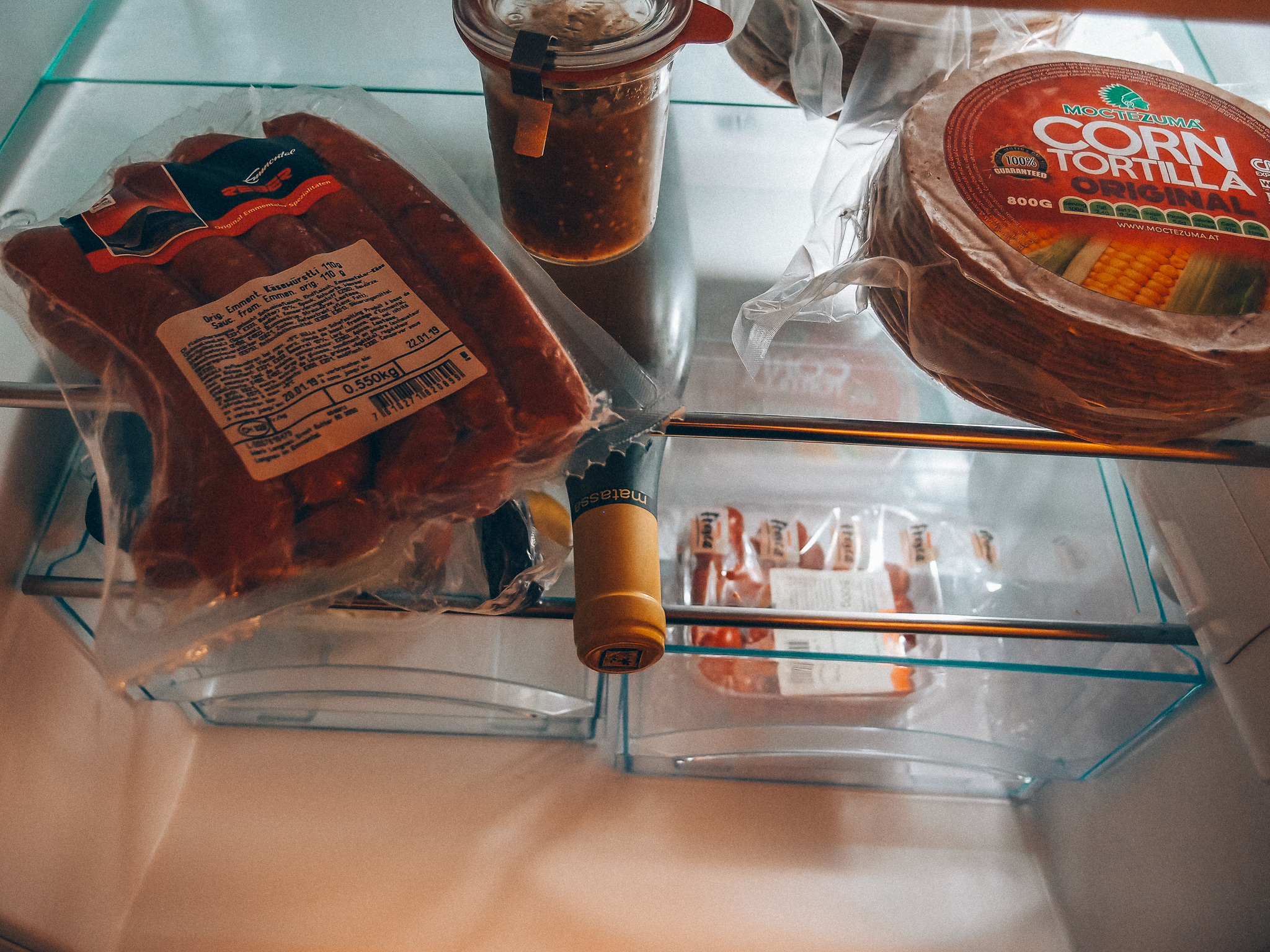 Käsewürstchen und Tortillas im Kühlschrank