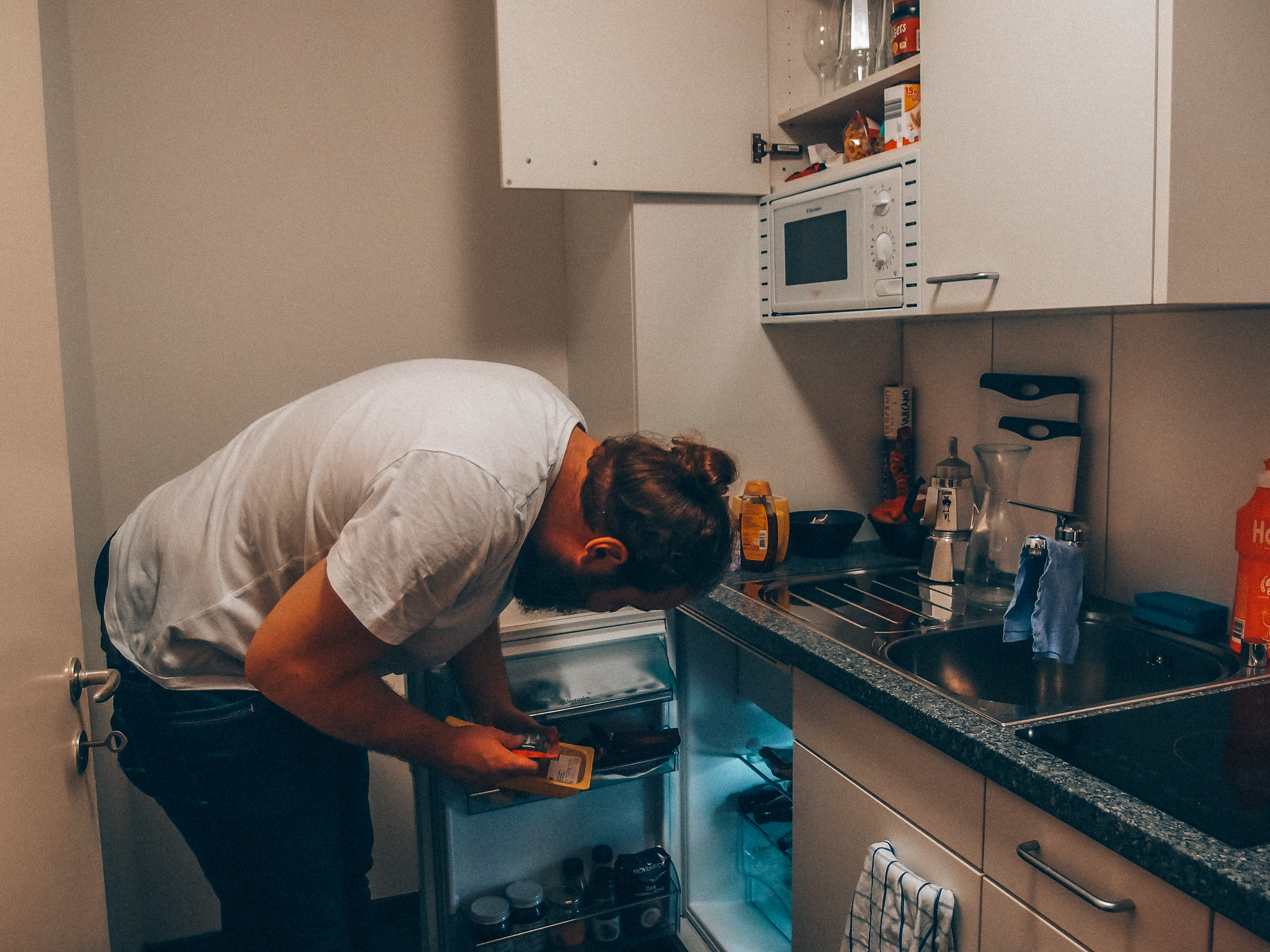 Kenny Thomson vor seinem Kühlschrank
