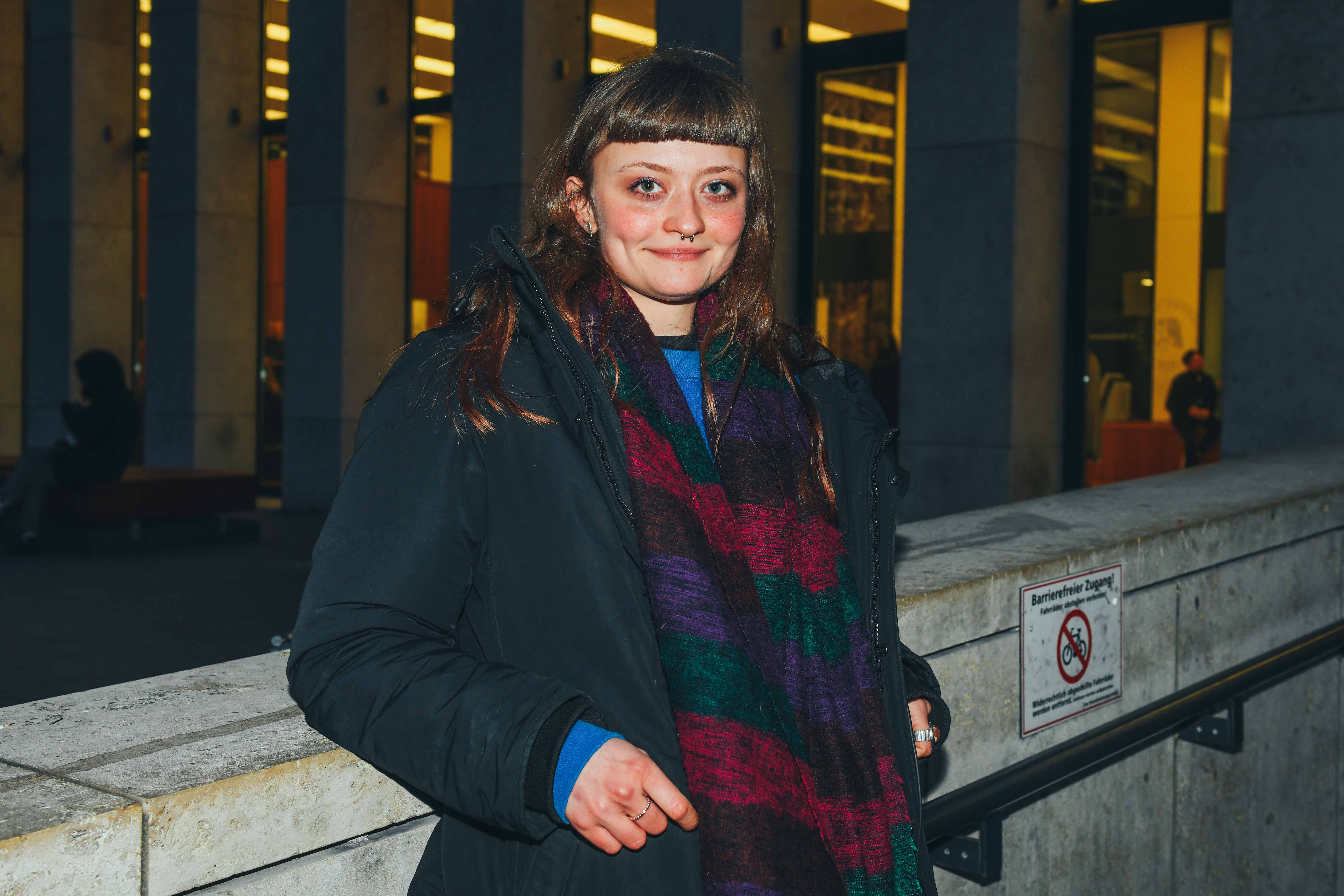 Diana vor Uni Bibliothek