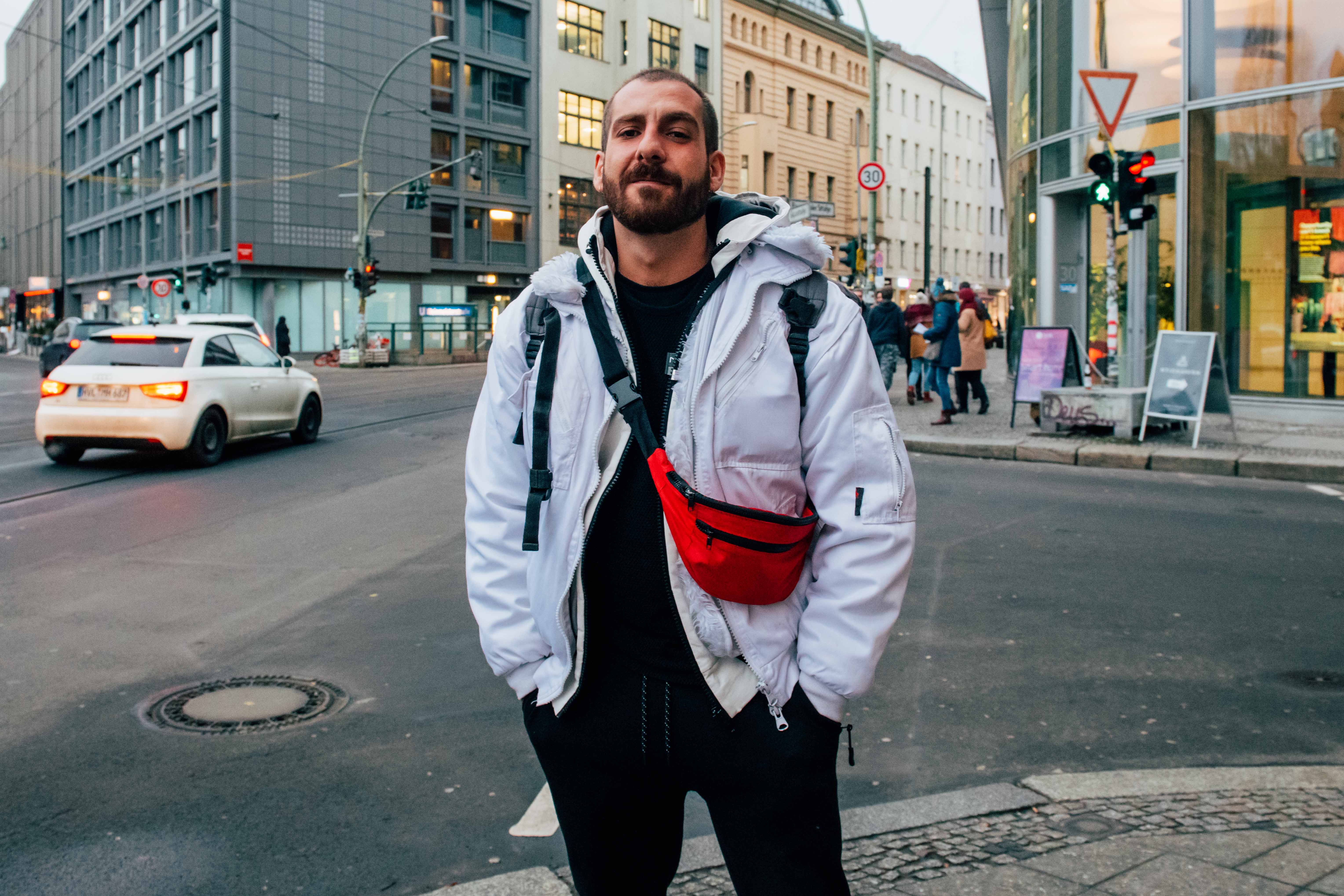 Mario mit lässigem Gesichtsausdruck