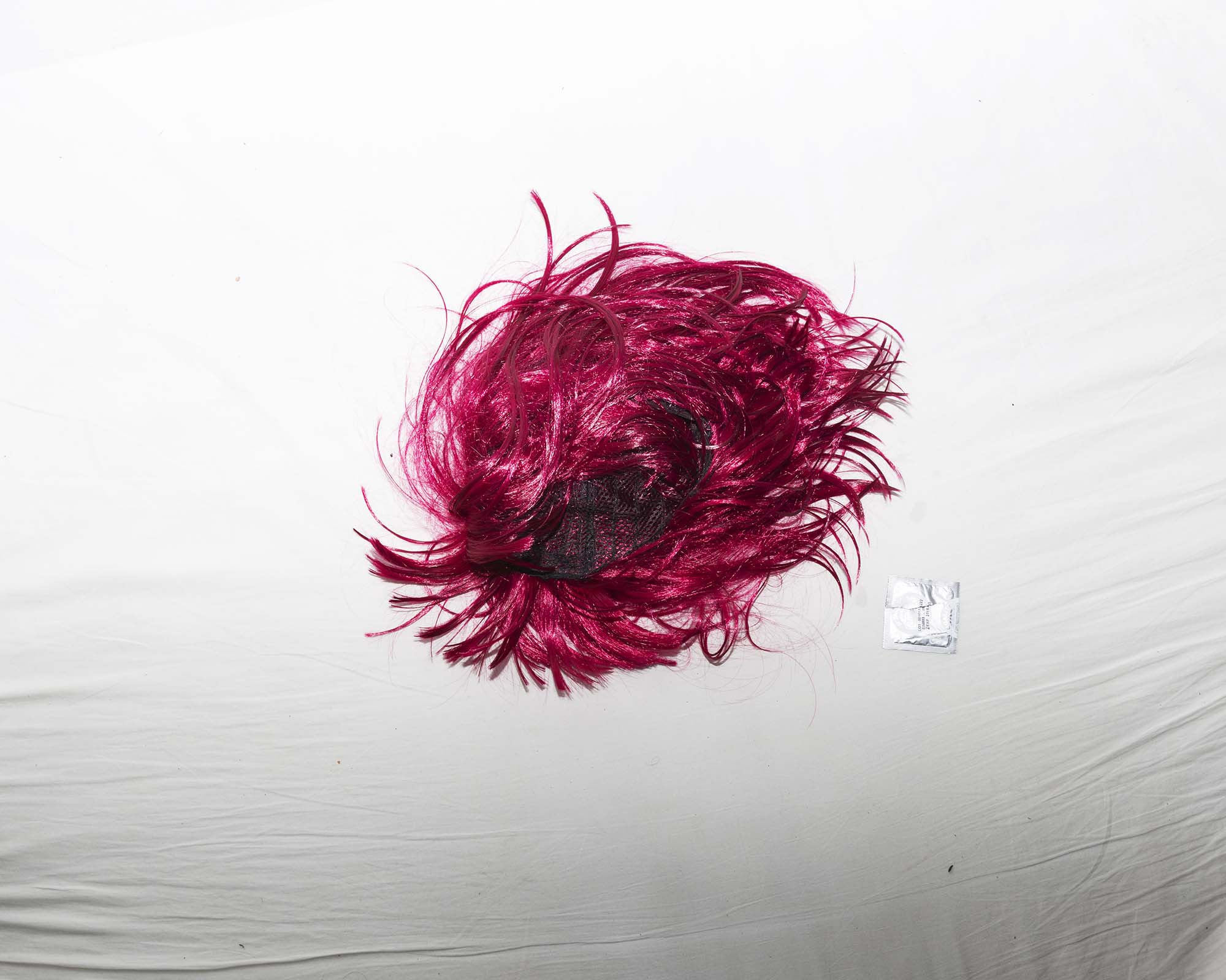roze-pruik-op-bed-Jonas-Van-der-Haegen-where-did-we-meet-last-time