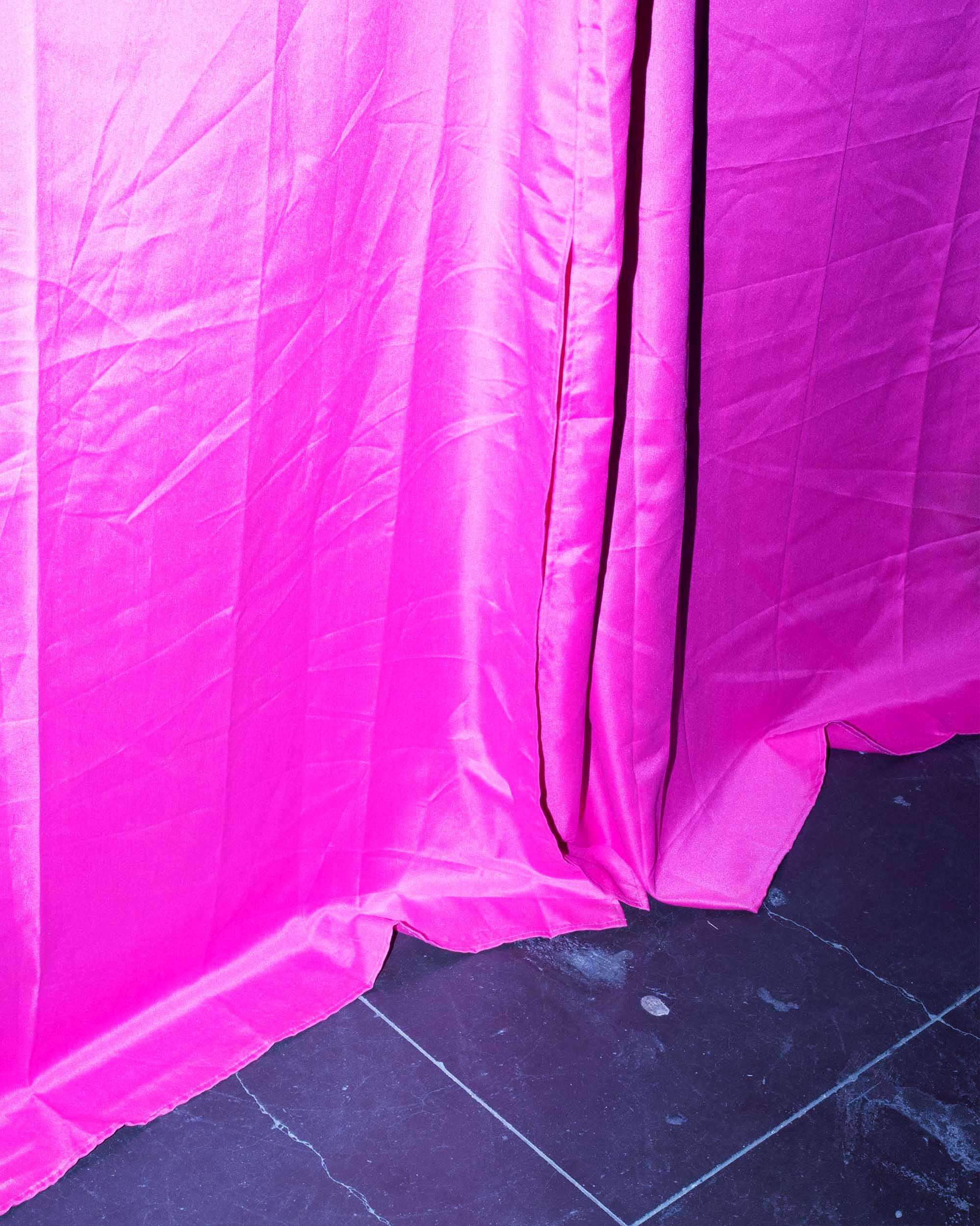 roze-gordijn-vochtplekken-Jonas-Van-der-Haegen-where-did-we-meet-last-time
