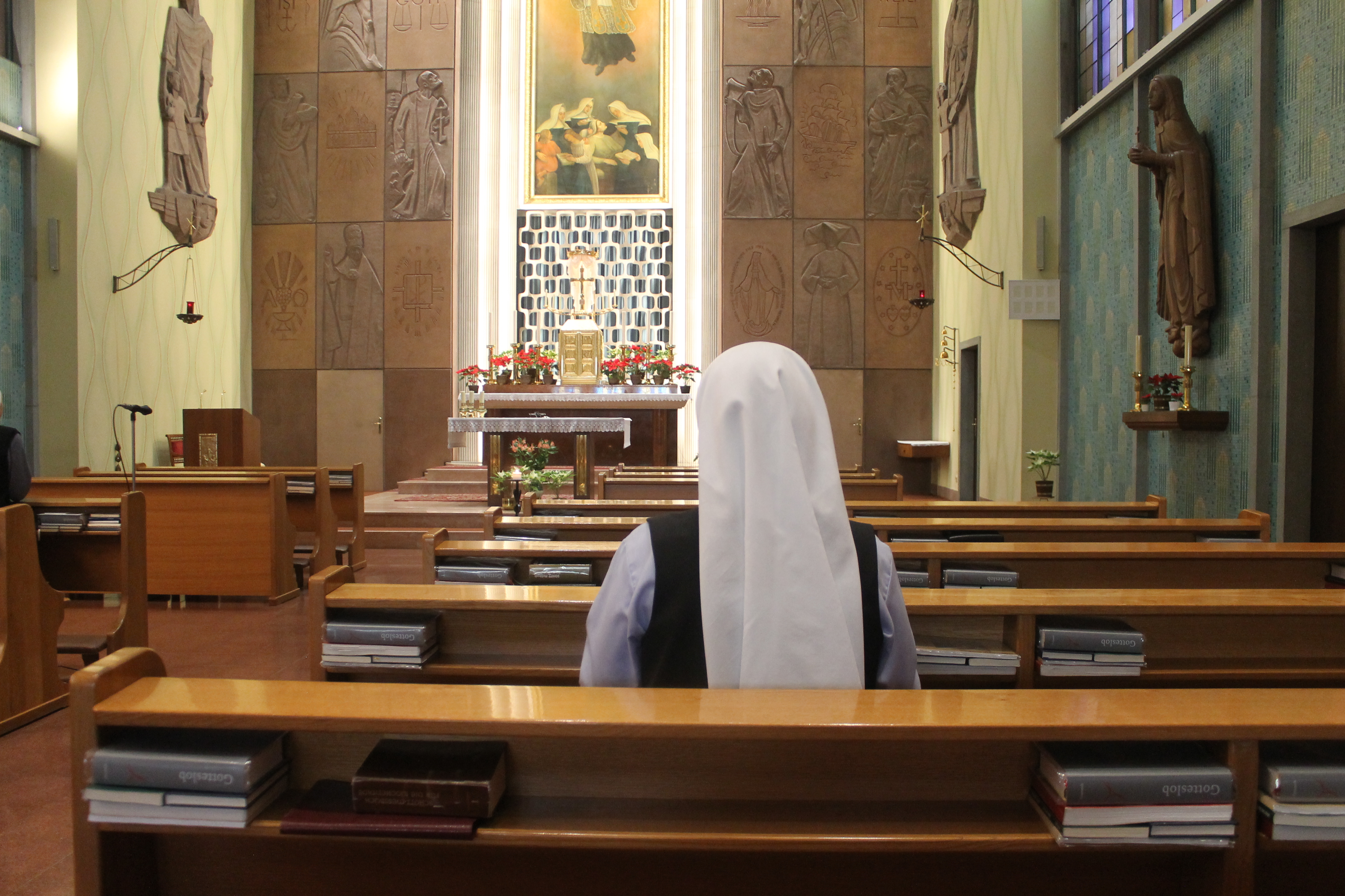 Nonne in Kirche