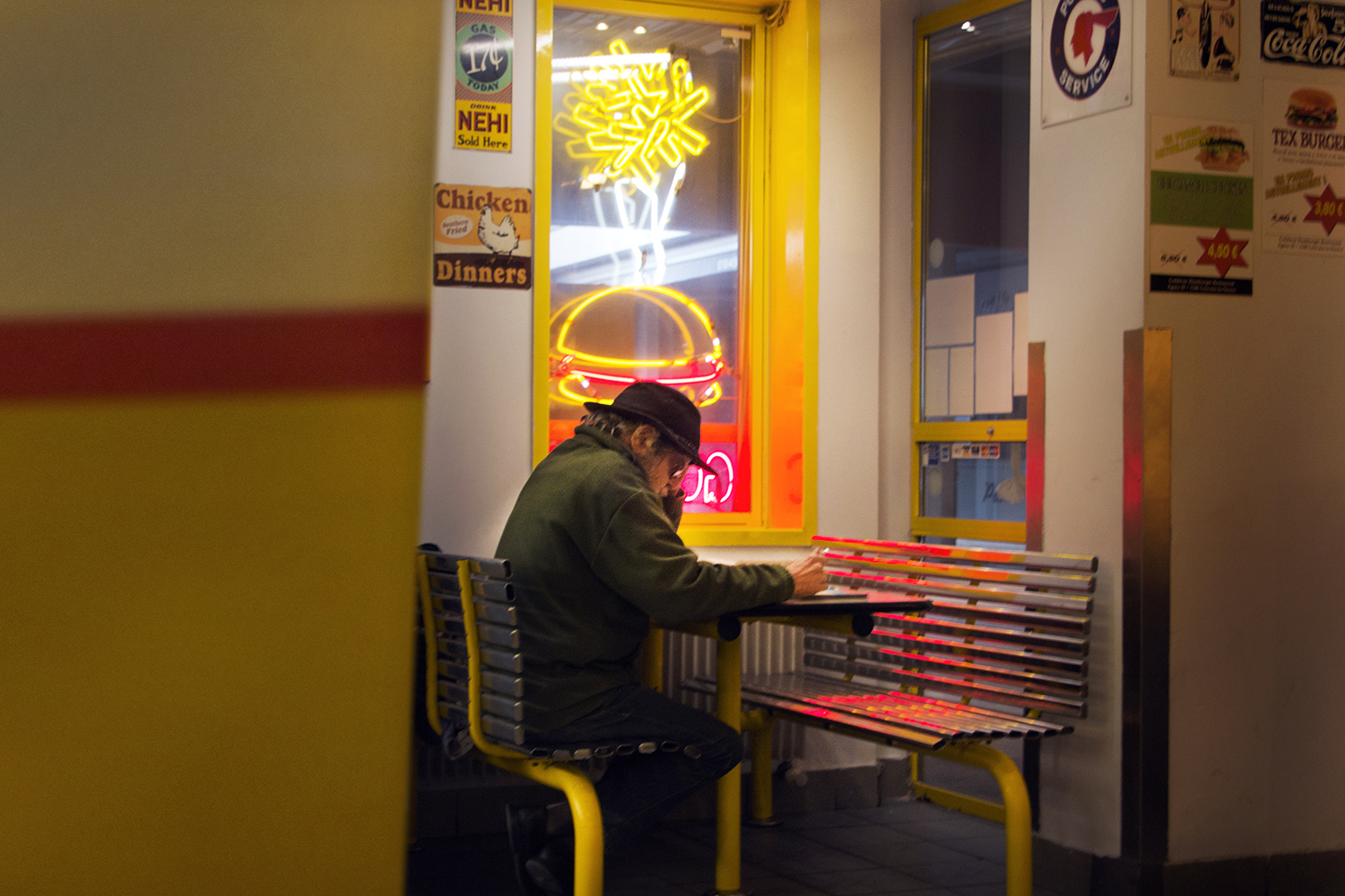 man aan tafel in Goldway in Louvain-la-Neuve