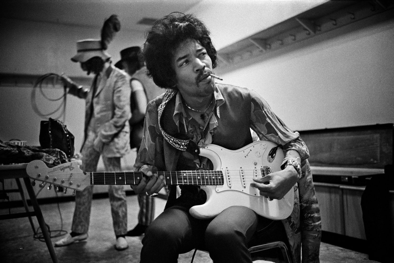 1550251383869-jimi-h-fumando