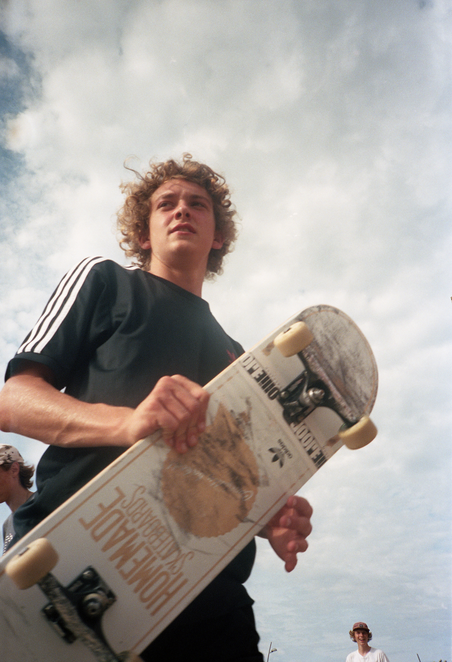 jonge skater met skateboard in luxemburg, foto door Cléo-Nikita Thomasson