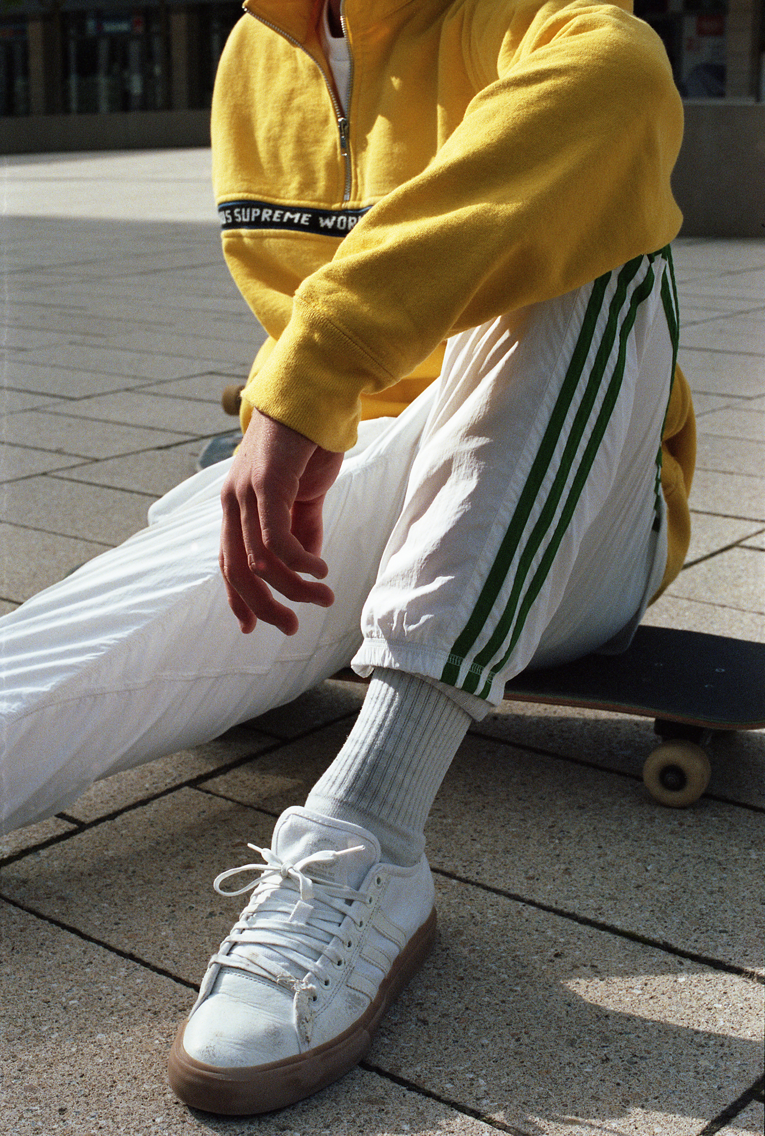 jonge skater in supreme en adidas, foto door Cléo-Nikita Thomasson