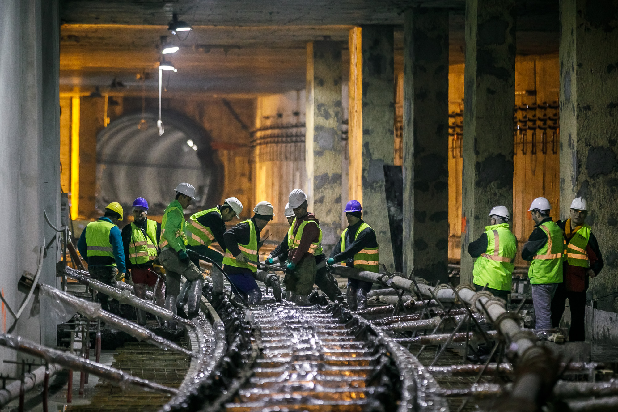 muncitori in tunel de metrou