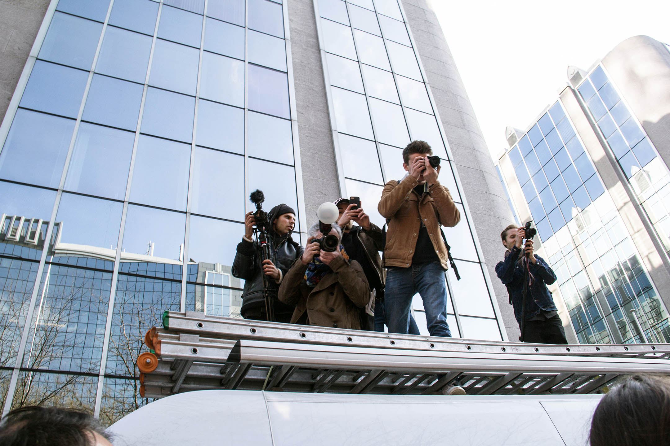 fotografen-op-auto-tijdens-klimaatmars-brussel