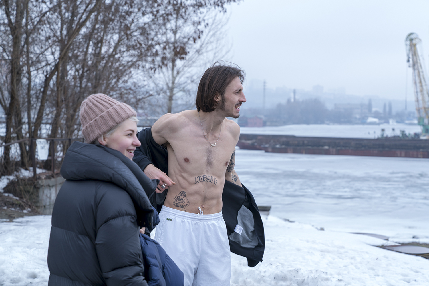 romeo-elvis-bloot-bovenlijf-tattoos-lacht-in-sneeuw