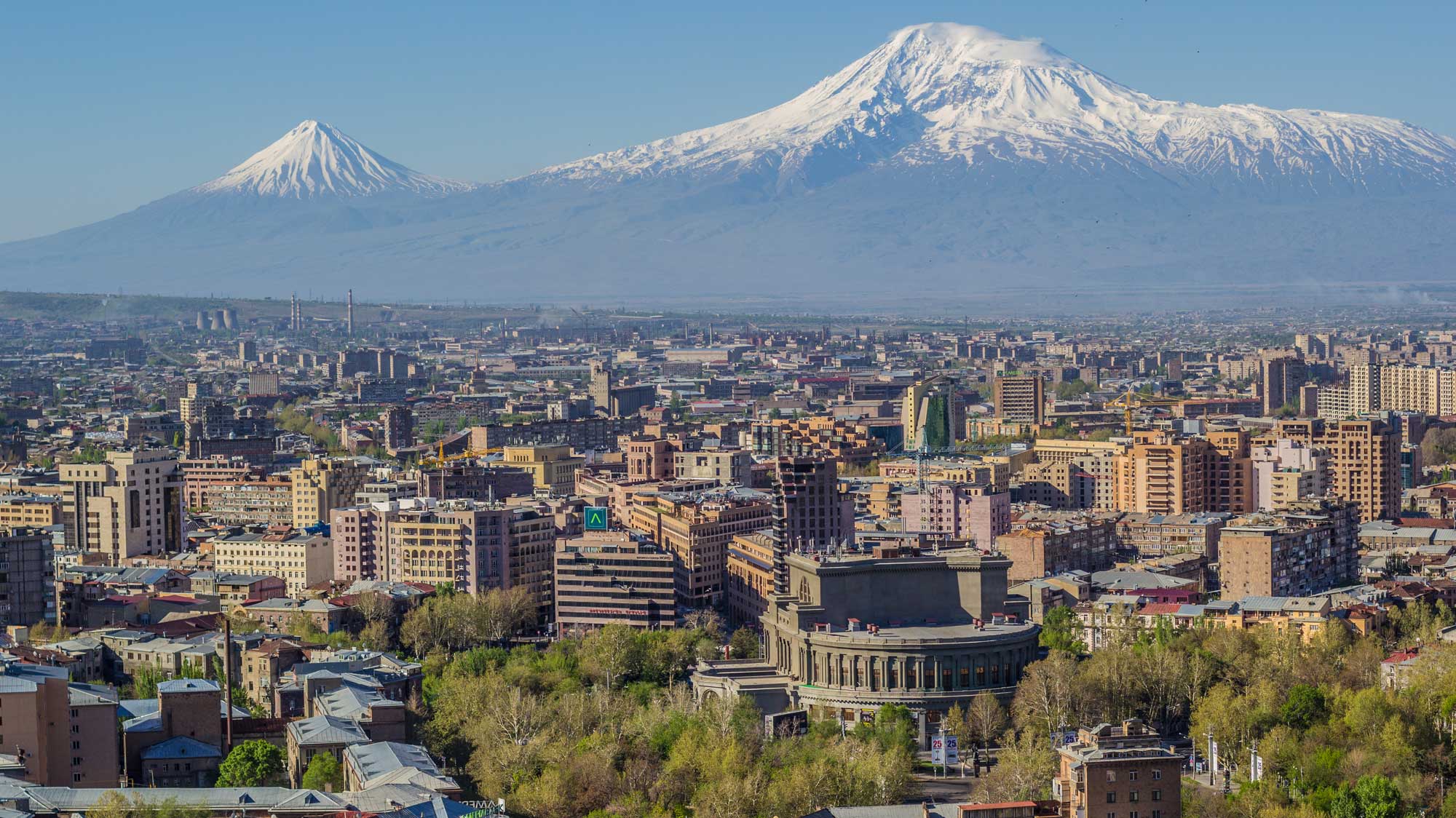 Реальная армения. Вид на Арарат из Еревана. Армения Ереван окраины. Гора Арарат вид из Еревана. Армения Мегаполис.