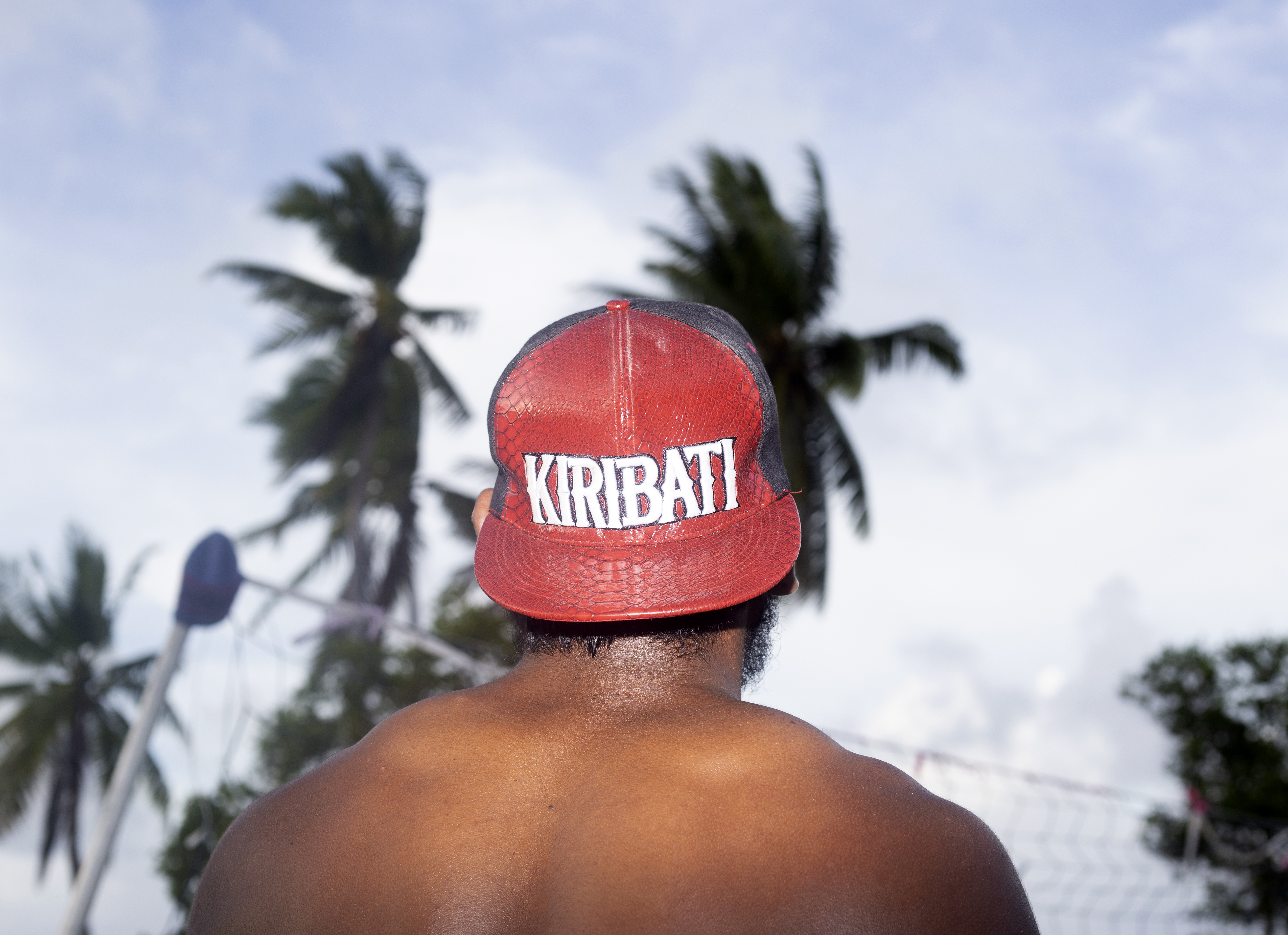 kiribati-man-met-pet-palmbomen