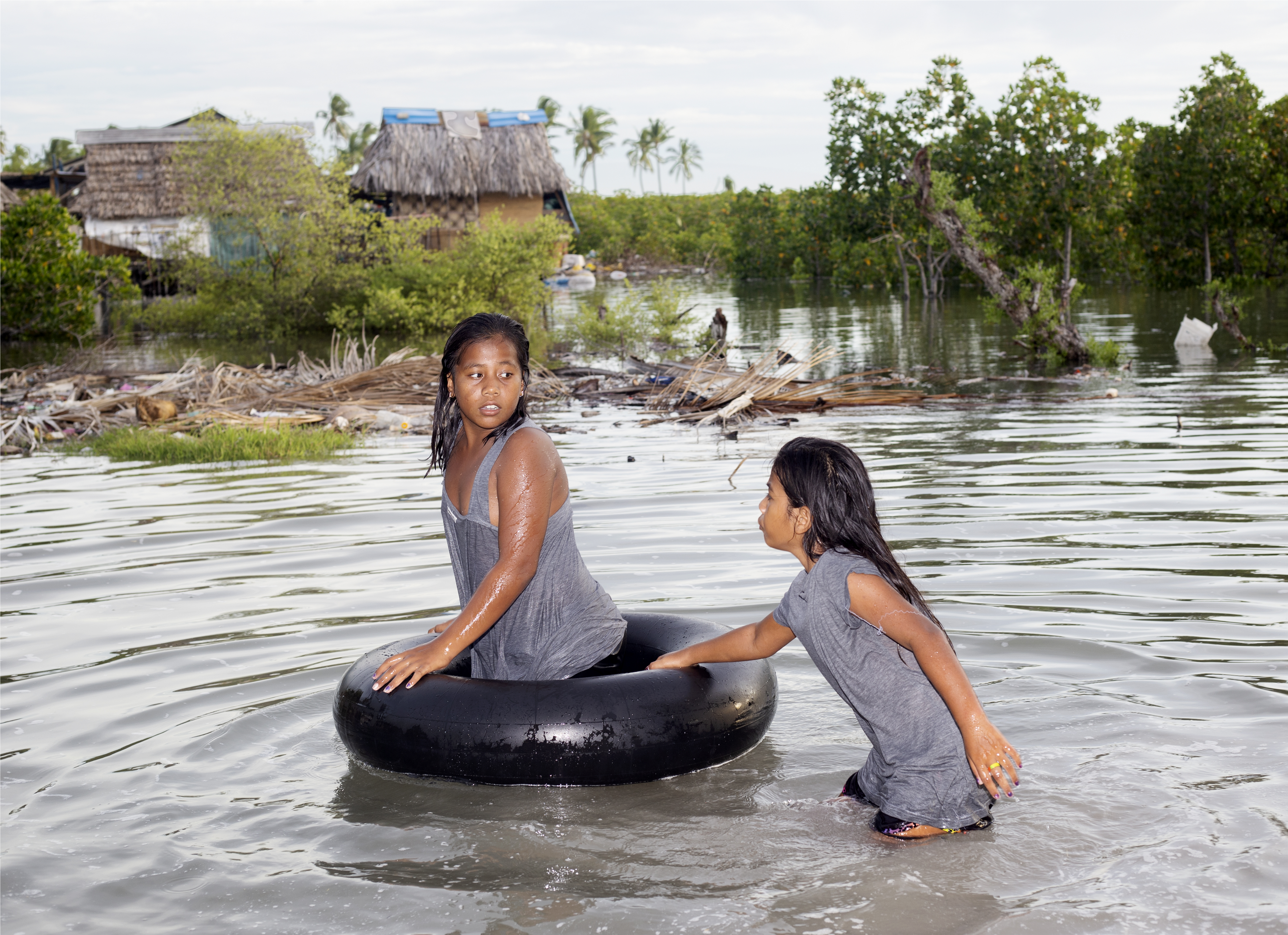 kiribati klimaatverandering meisjes in water