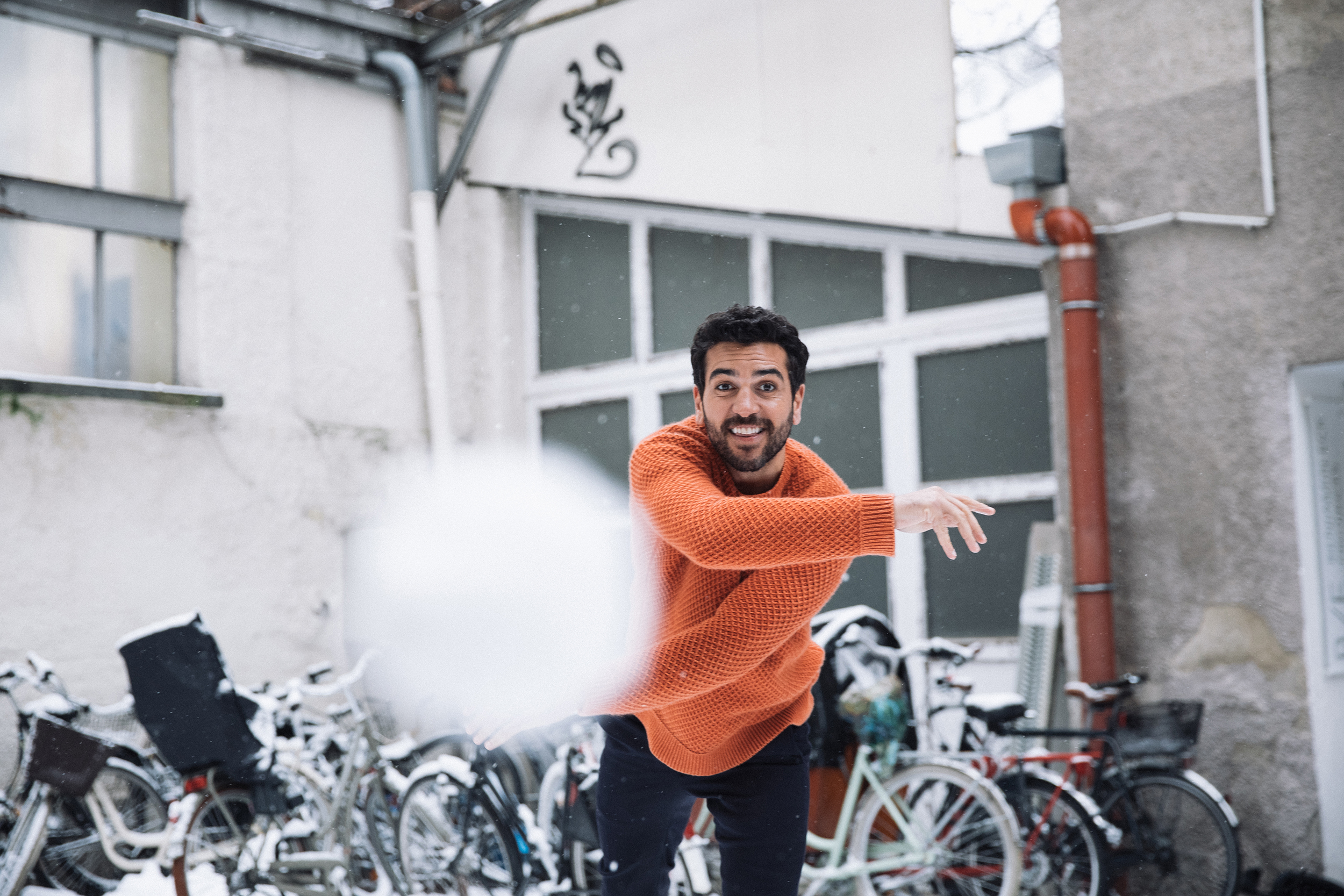 Elyas M'Barek wirft einen Schneeball