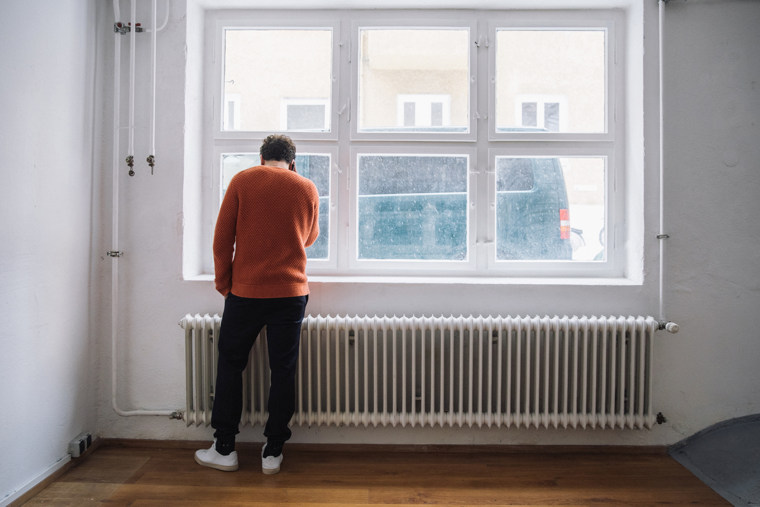 Elyas M'Barek steht am Fenster und telefoniert