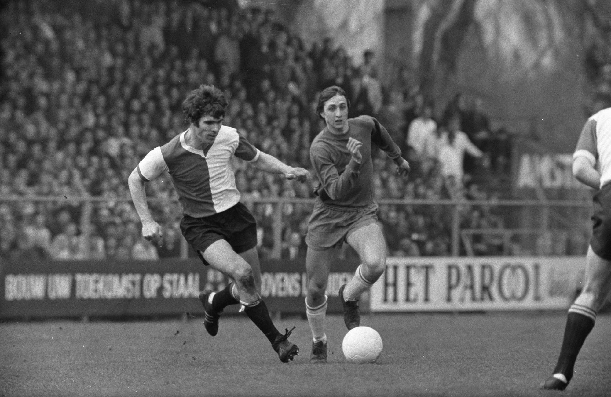 1551876455761-Johan-Cruijffs-Amsterdam-Cruyff-Betondorp-Johan_Cruijff_in_duel_met_Willem
