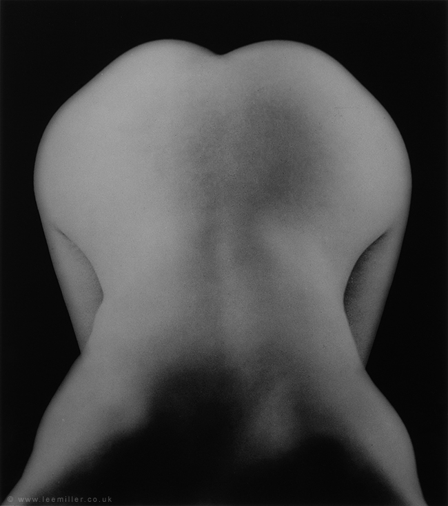1551958538326-Nude_bent_forward_by_Lee_Miller