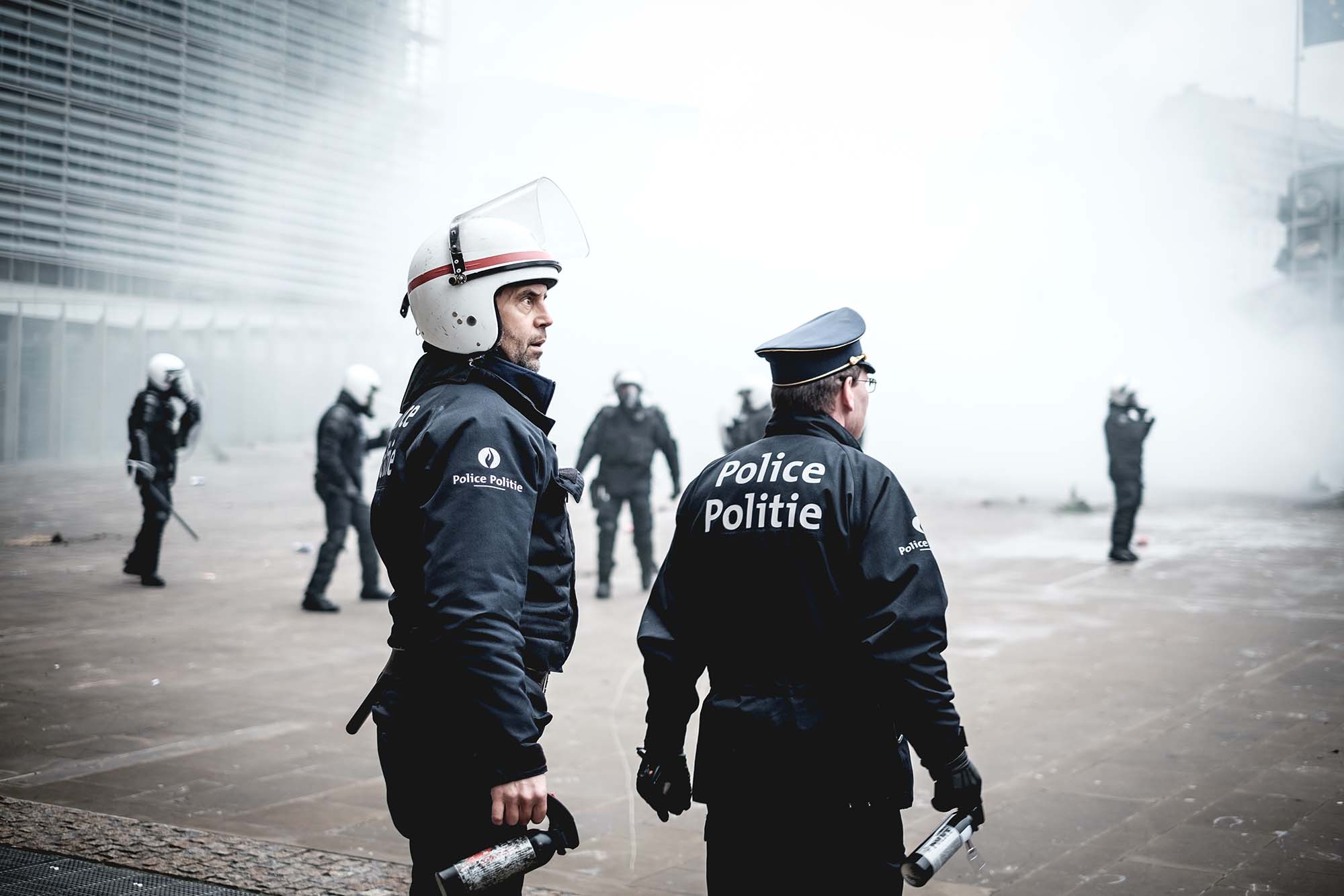 betoging-brussel-politie-traangas-in-hand-aurelien-ernst