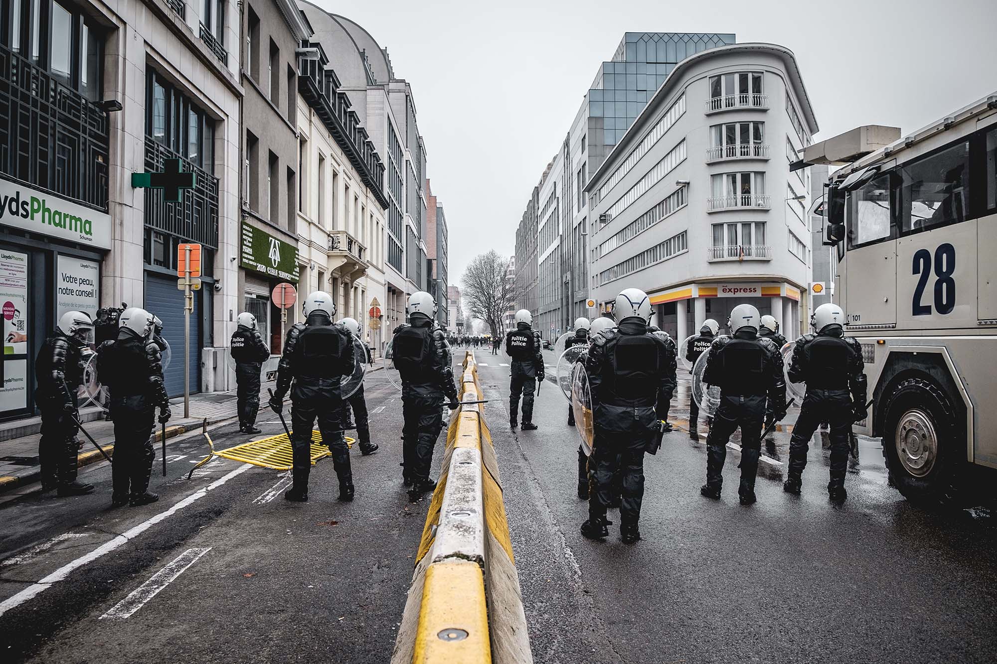 protest-brussel-politie-met-helmen-en-schilden-op-straat-aurelien-ernst