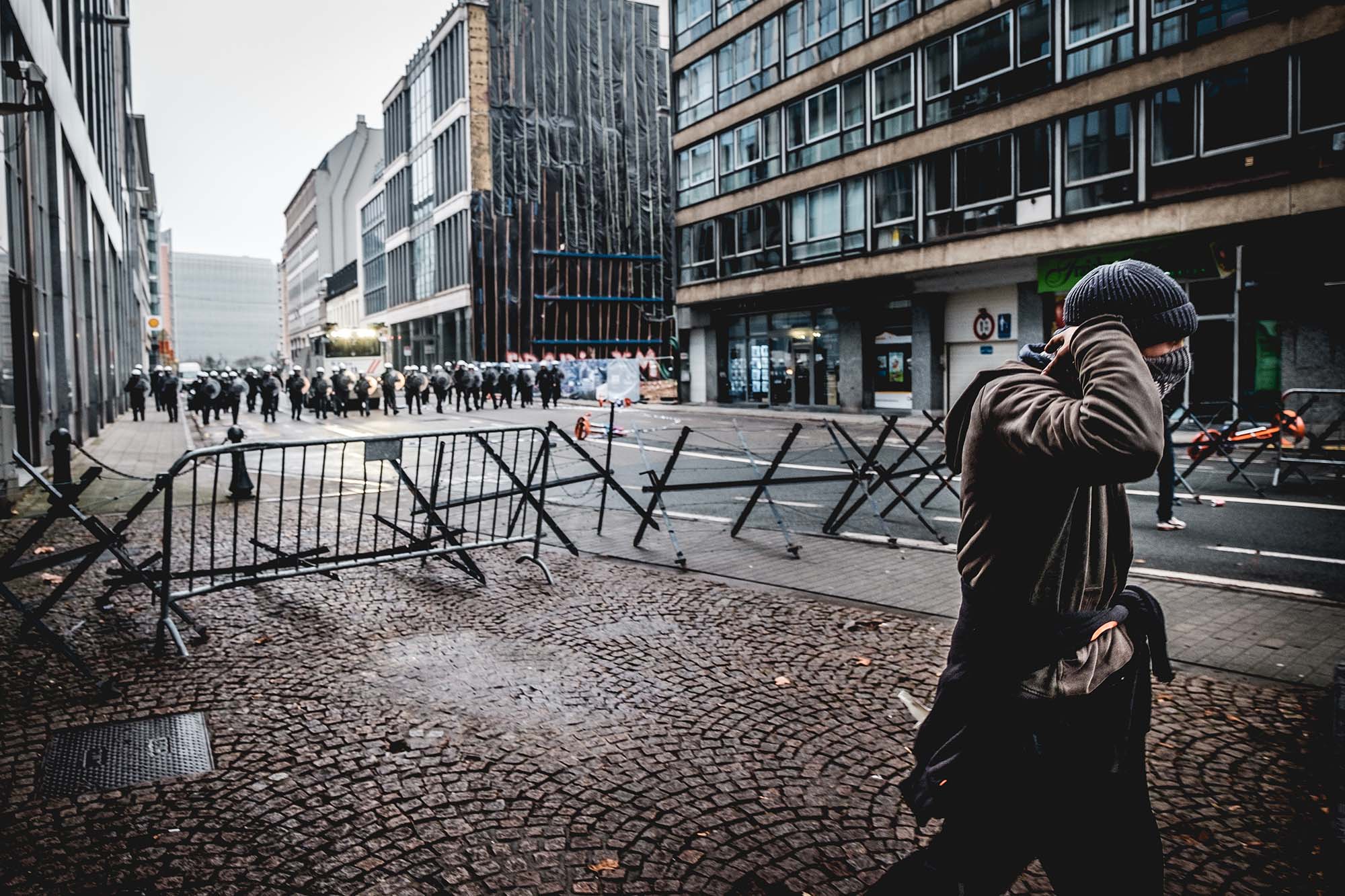 protest-brussel-politie-met-helmen-en-schilden-op-straat-betoger-aurelien-ernst