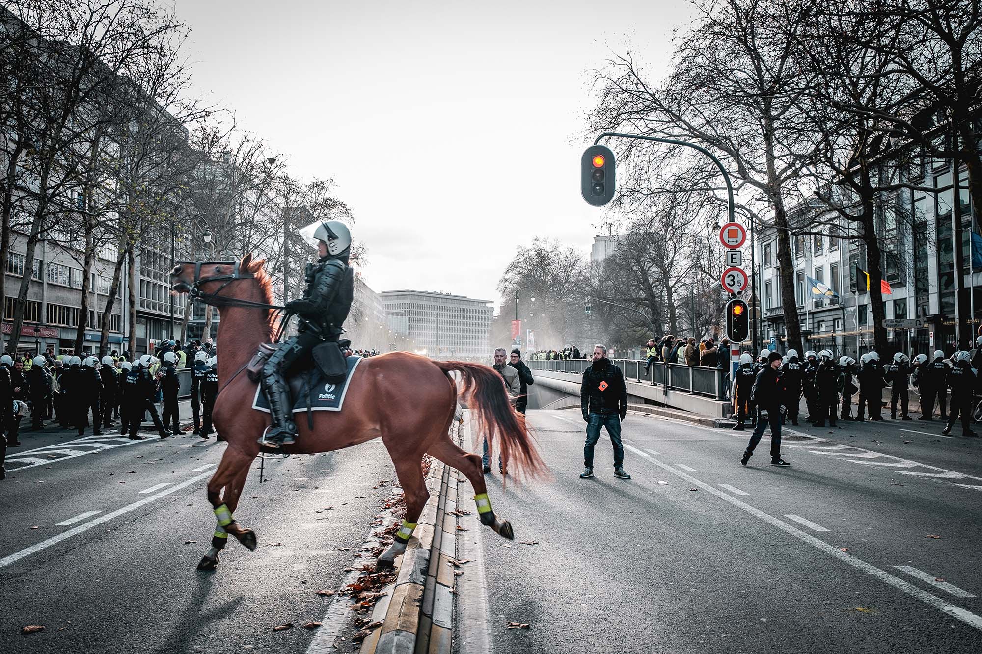 protest-brussel-protesteerders-politie-op-paard-aurelien-ernst
