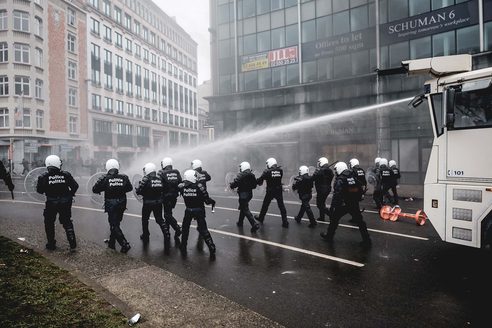 betoging-brussel-politie-waterkanon-aurelien-ernst