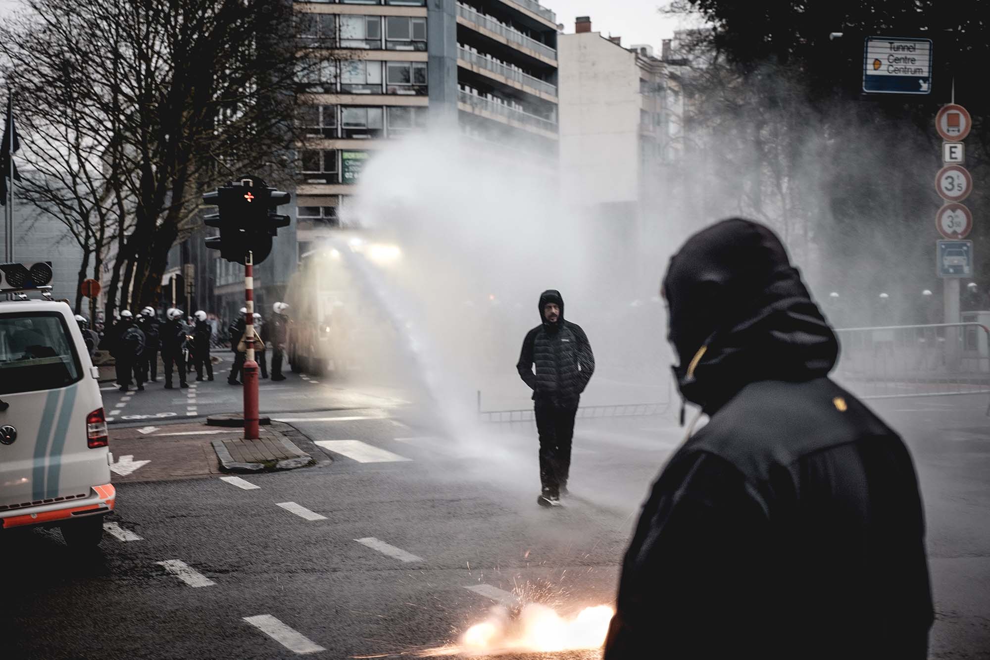 betoging-brussel-betogers-waterkanon-aurelien-ernst