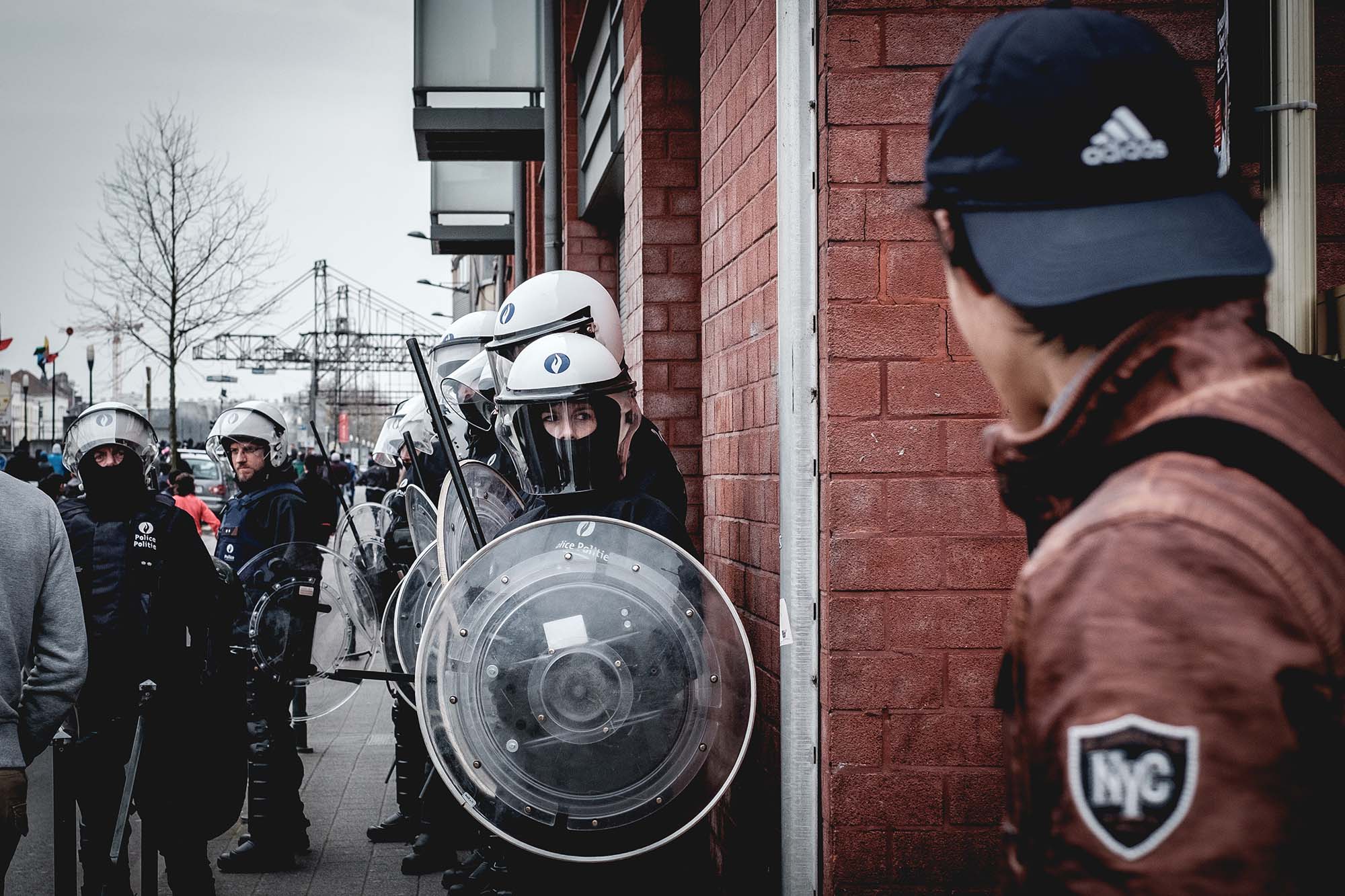 protest-brussel-politie-helmen-en-schilden-op-straat-aurelien-ernst