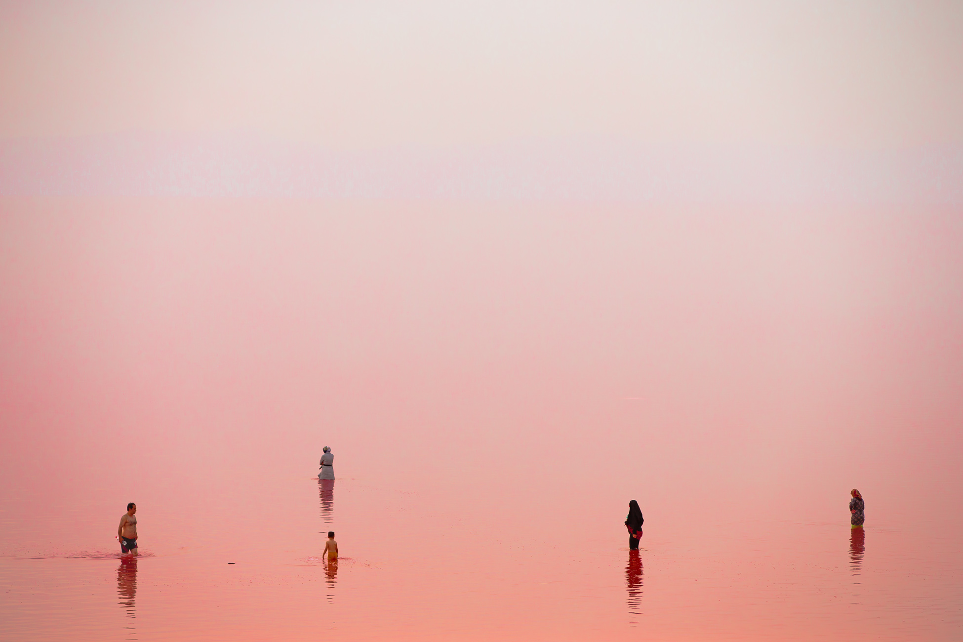 ebrahim-noroozi-otherworldly-photos-of-a-dying-lake-in-iran-amuse