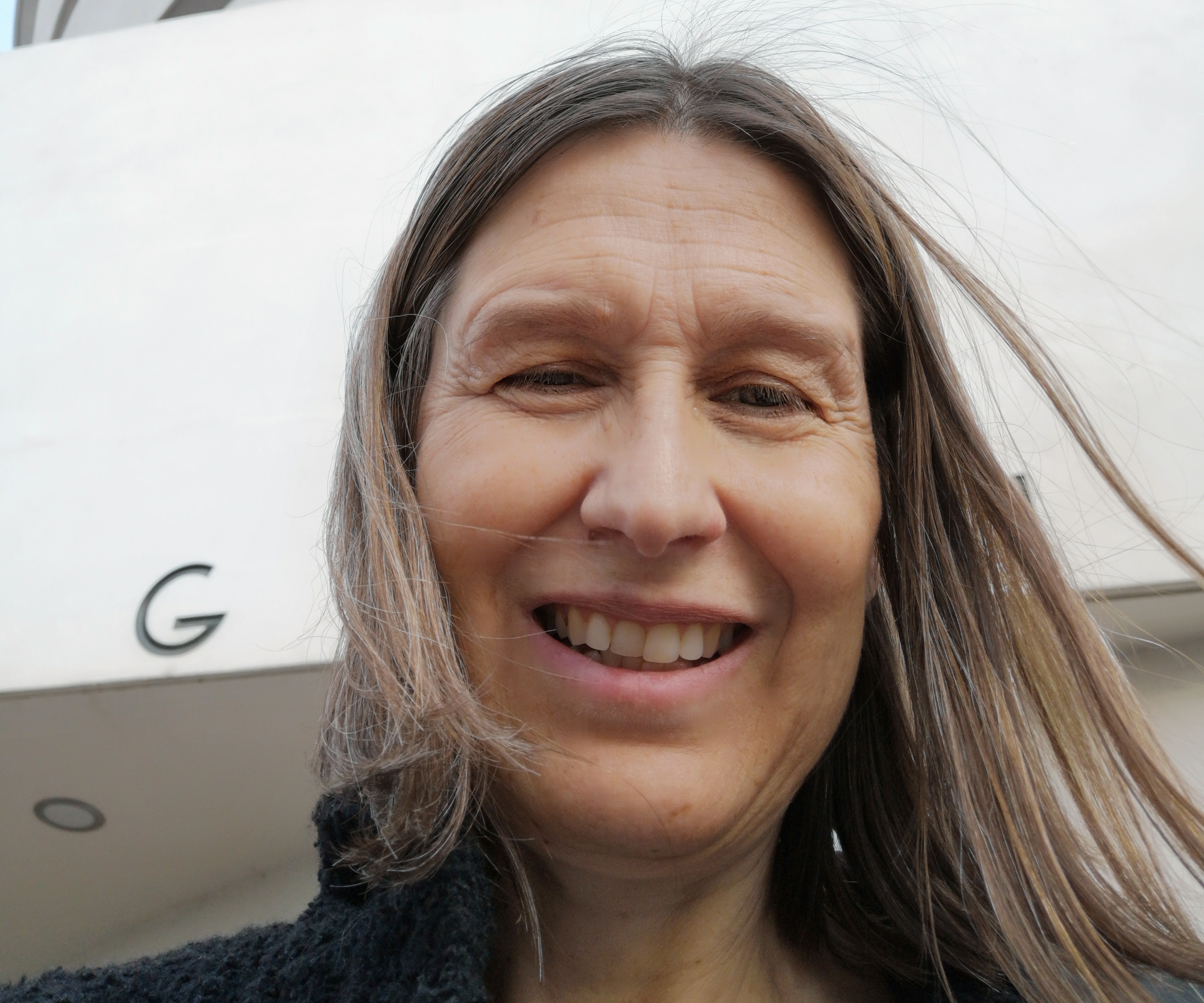 Sandra Becker vor dem Guggenheim Museum in London