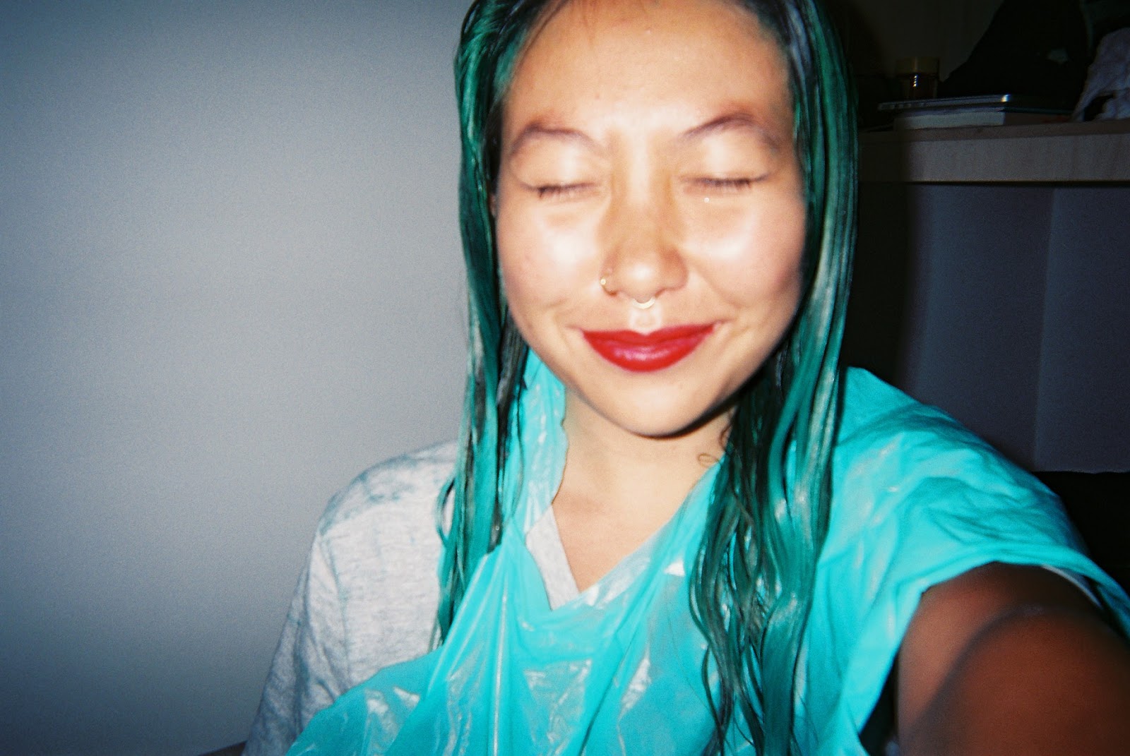 Michelle Zhu dying her hair blue.