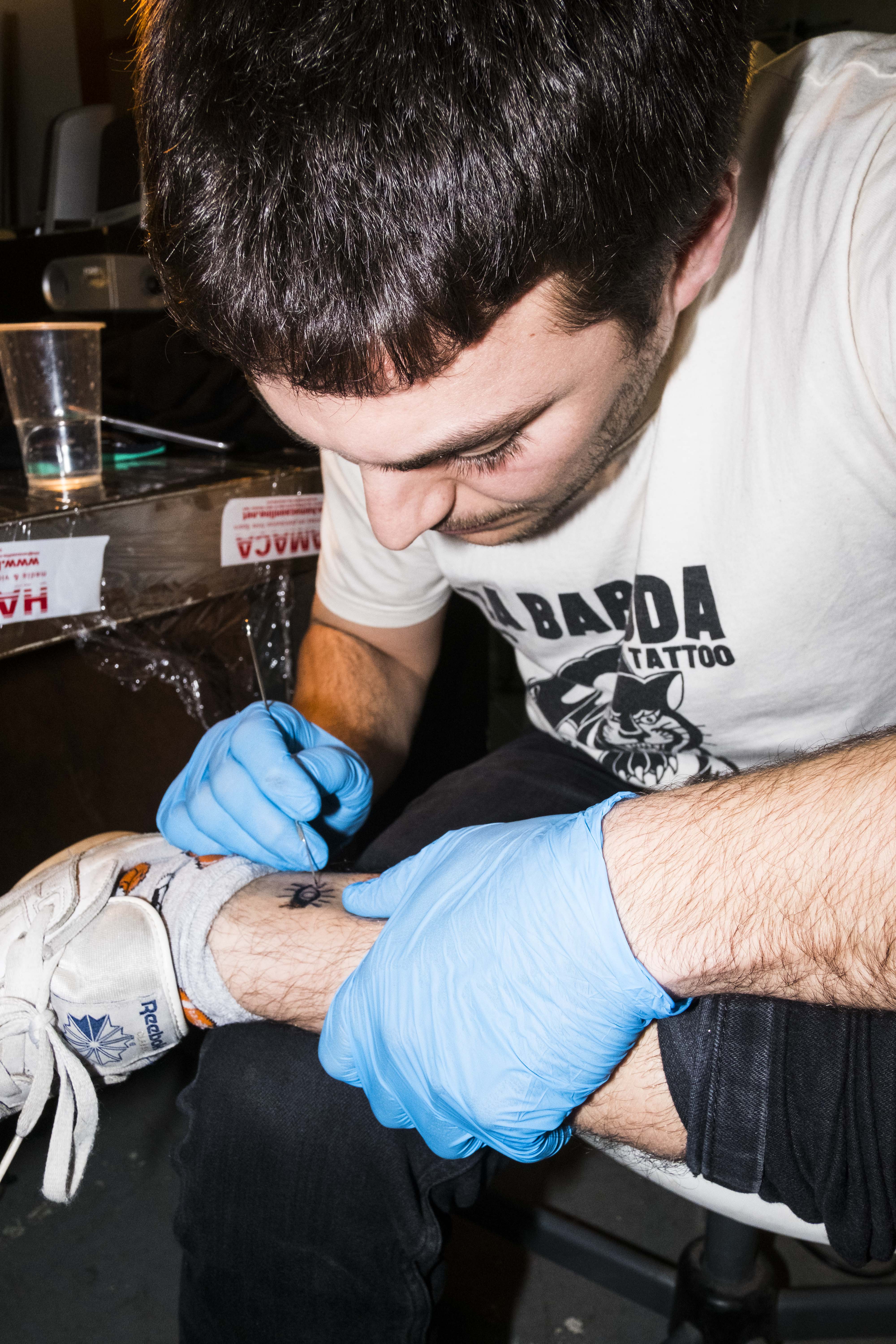 tatuajes manuales aguja tinta