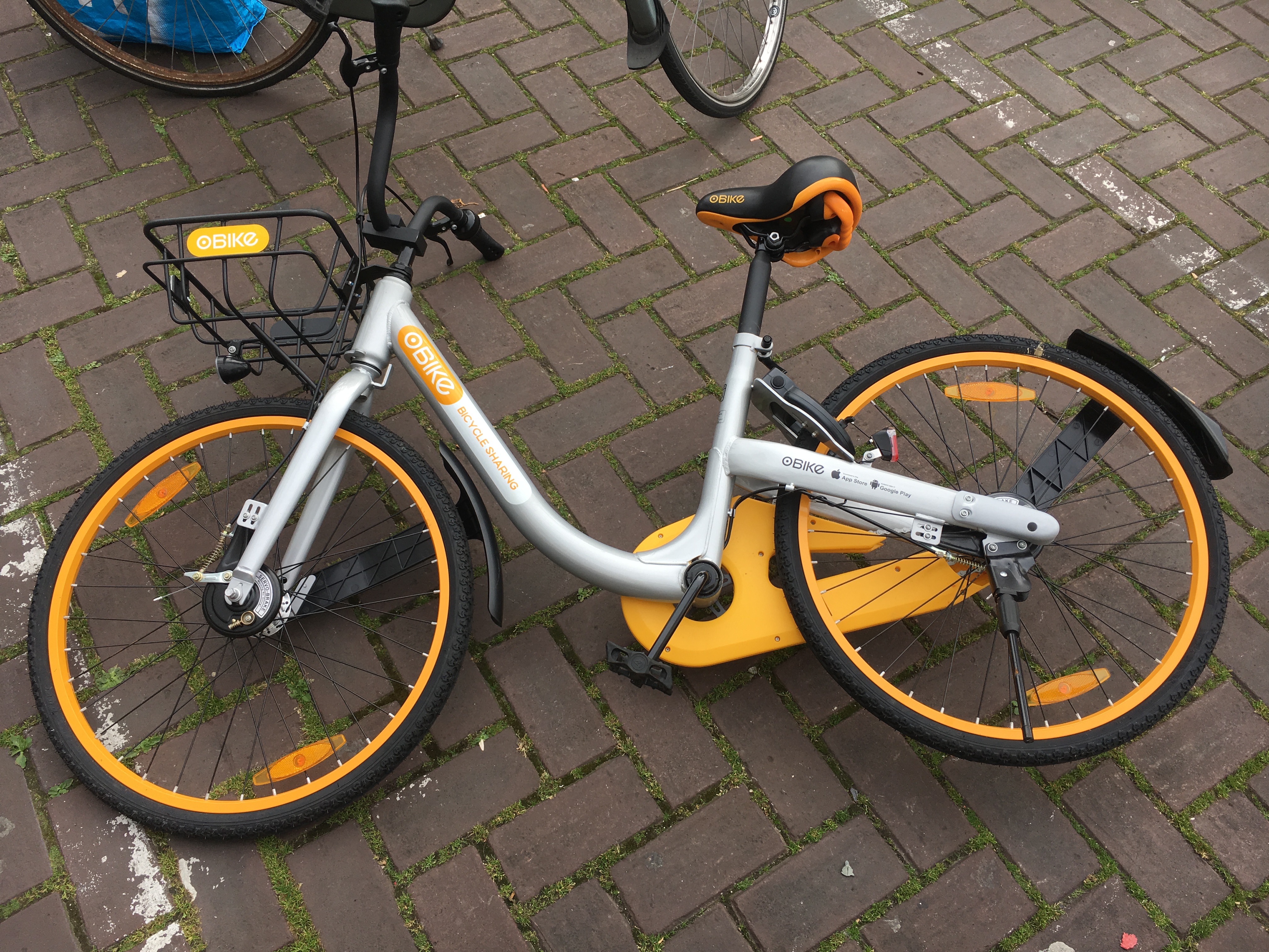 Behalve FlickBikes slingeren er ook oBikes door Amsterdam.