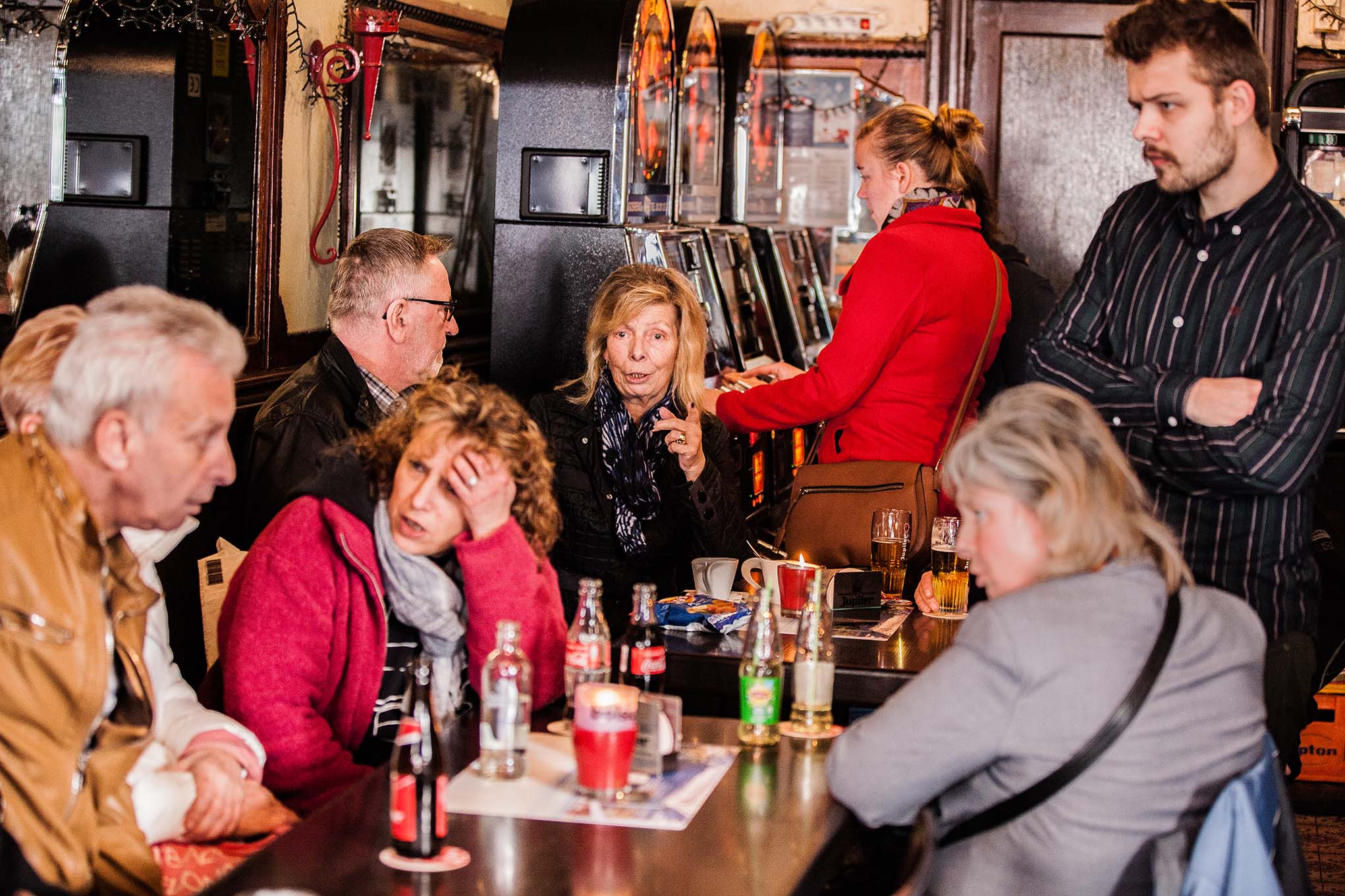 1553707392972-1551182574444-cafe-in-de-stad-aalst-antwerpen-mensen