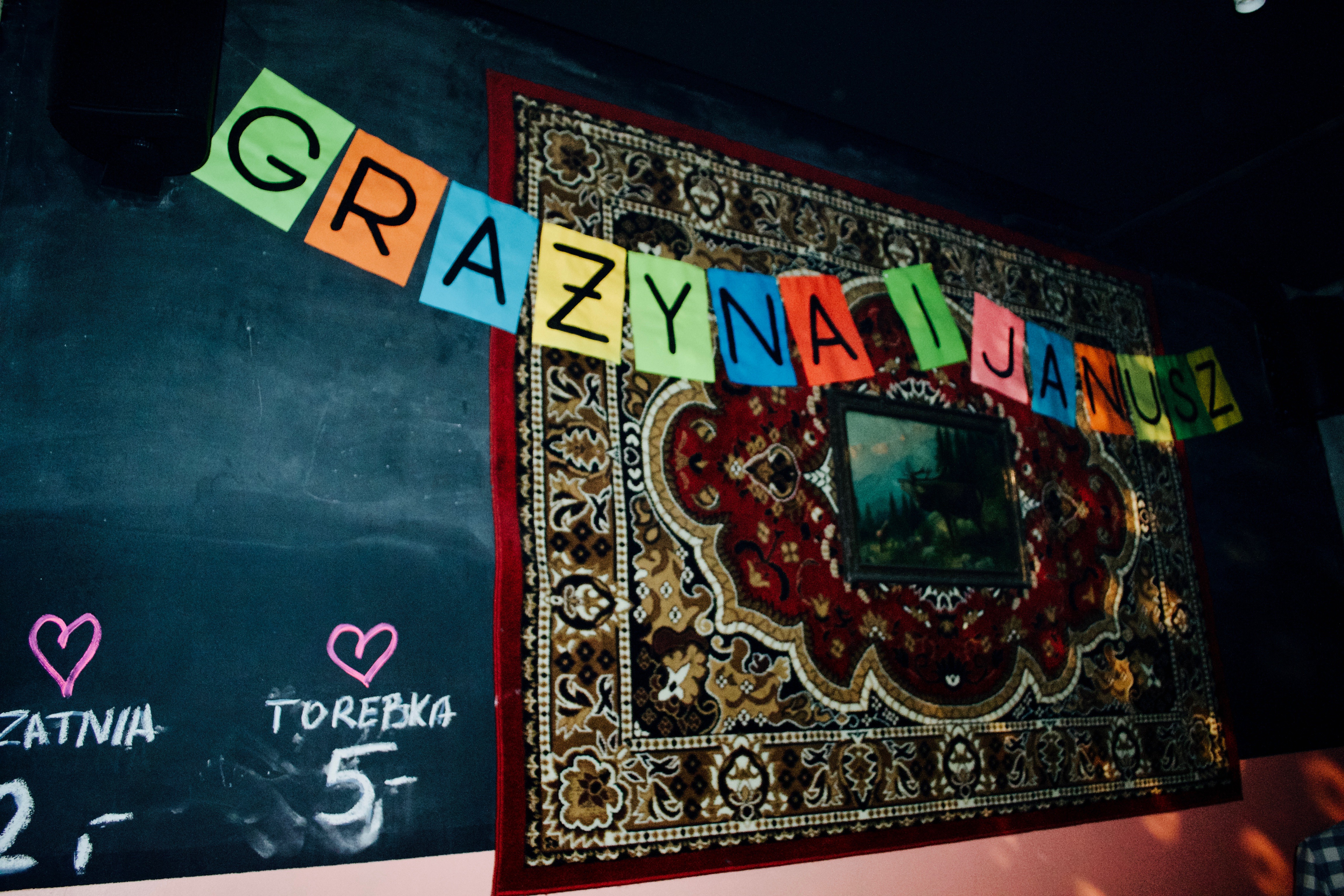 dywan na ścianie z napisem Grażyna i Janusz