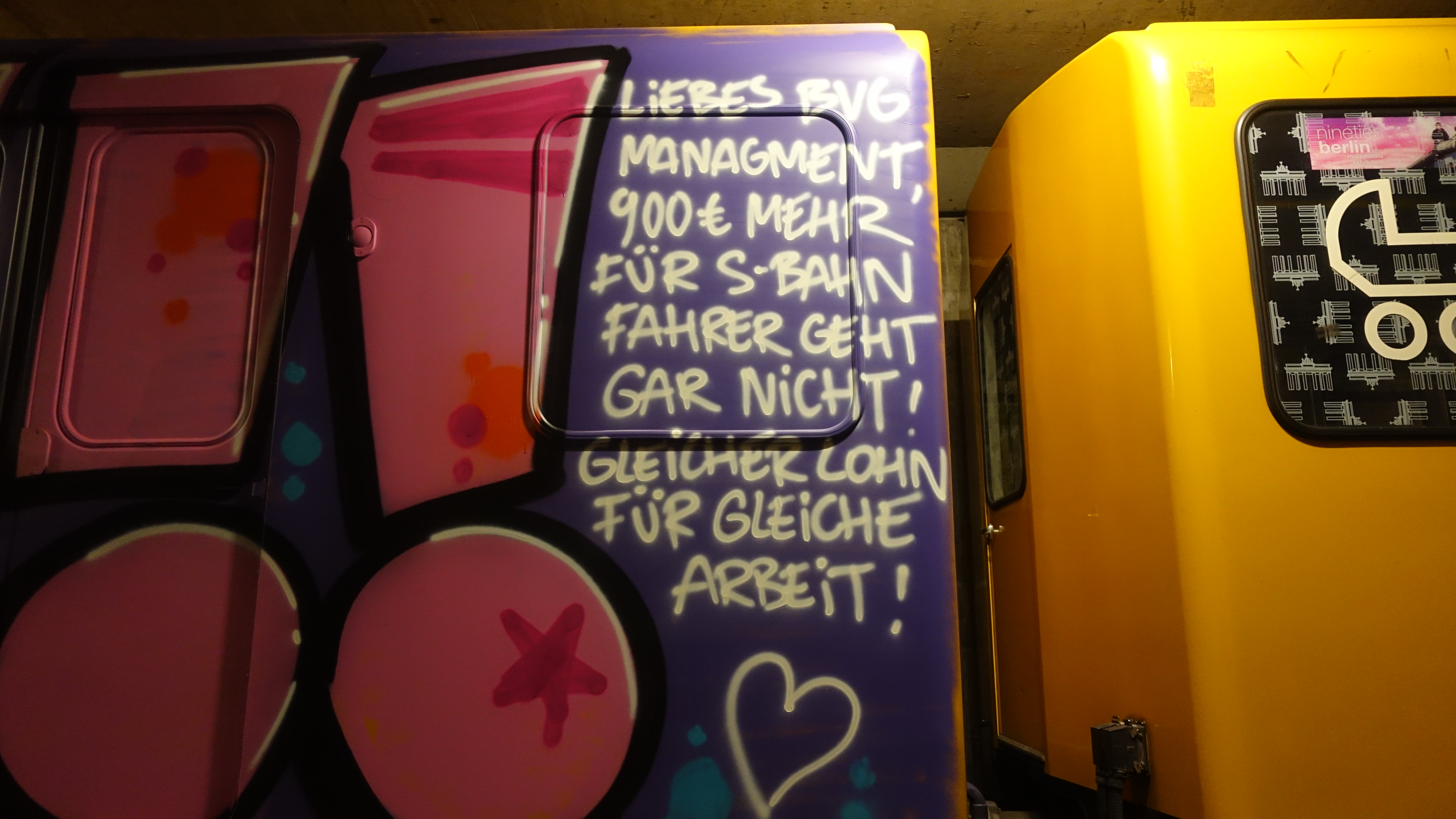 Eine mit den Streikenden solidarische Botschaft, auf einer U-Bahn