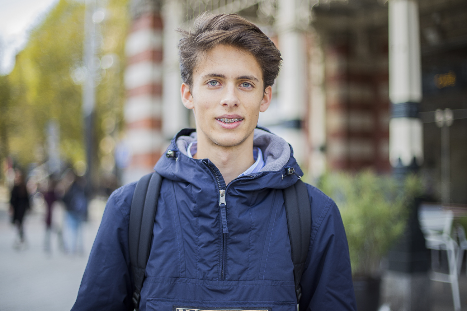 jongen met blauwe jas