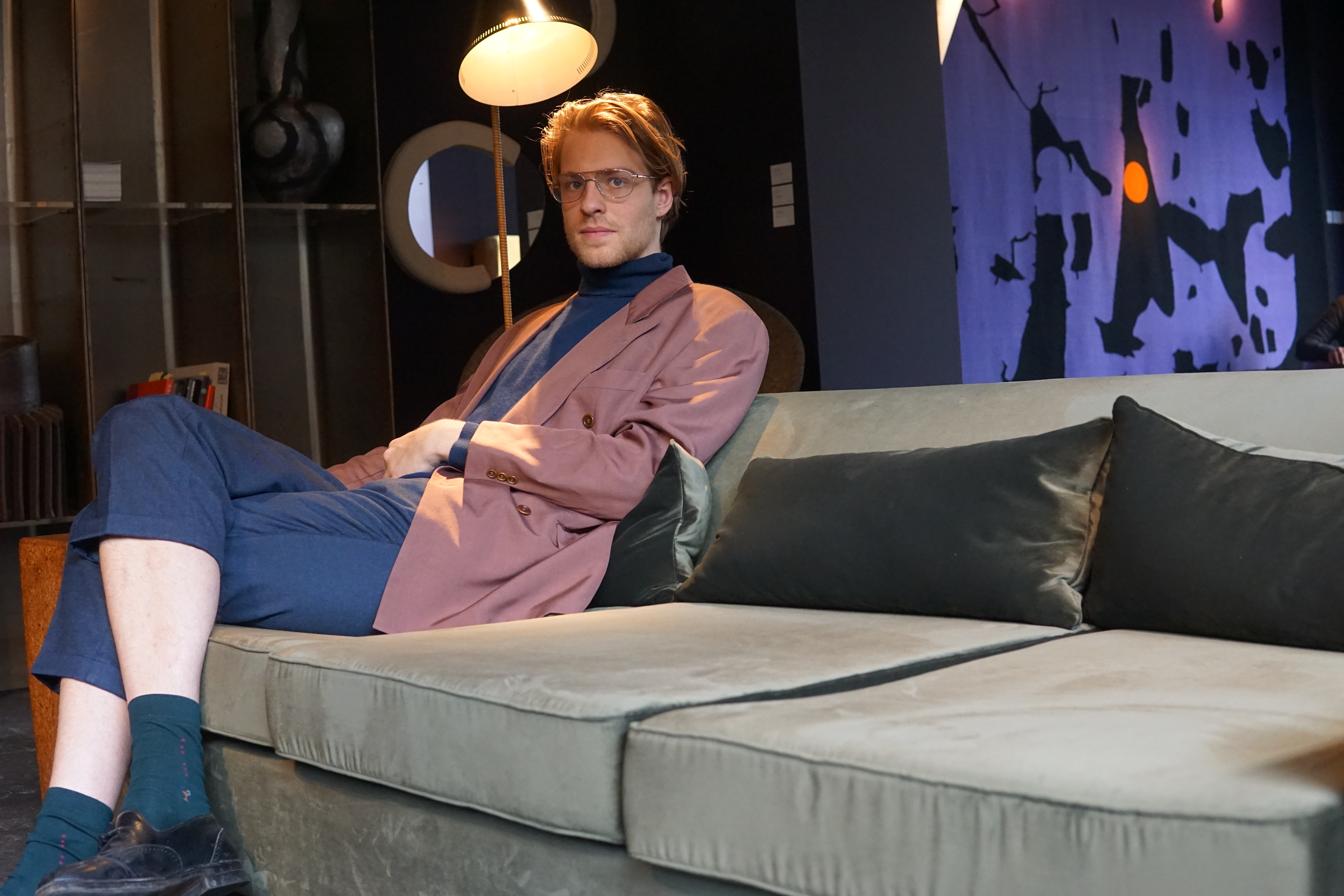 man zit op bank