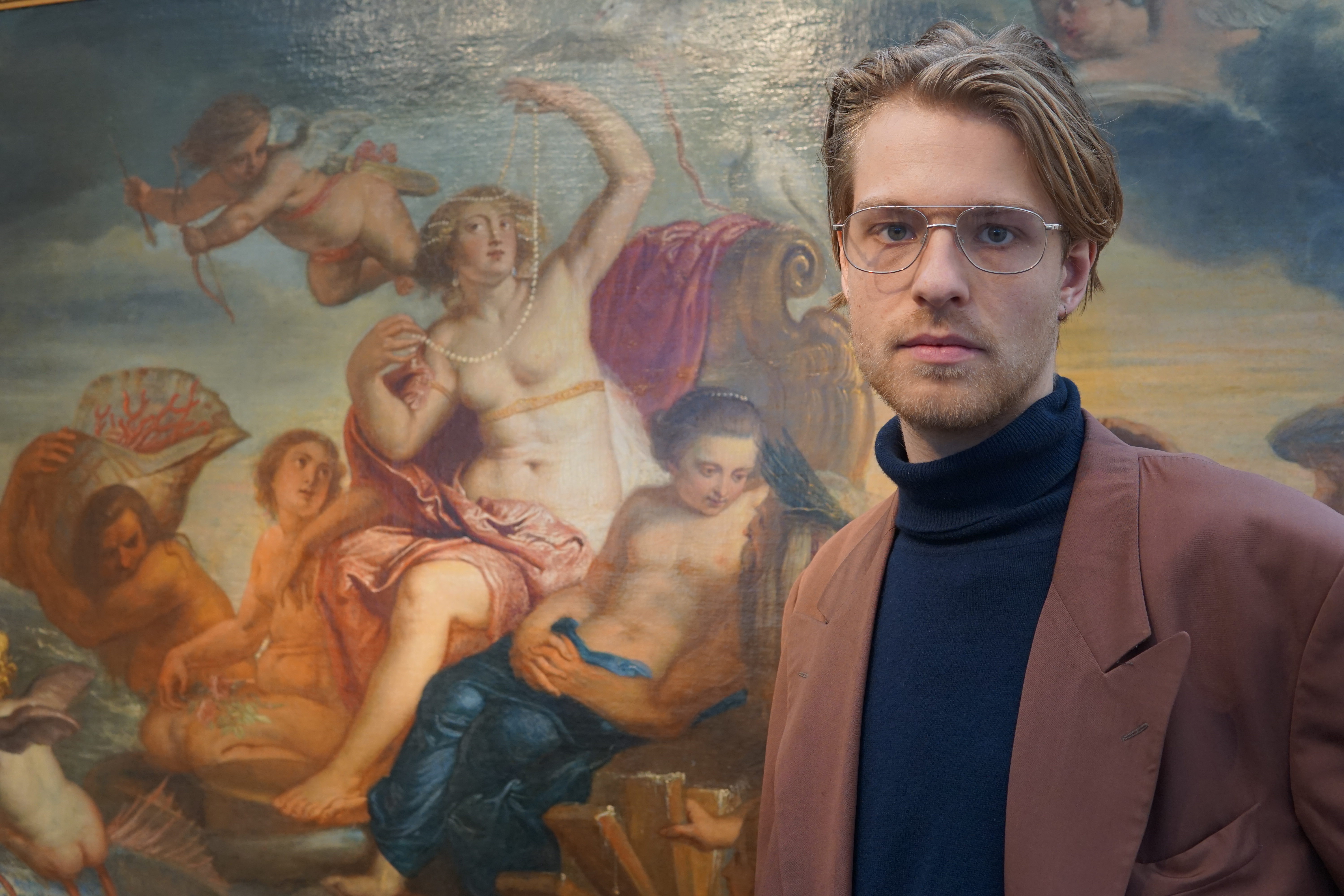 man staat voor schilderij