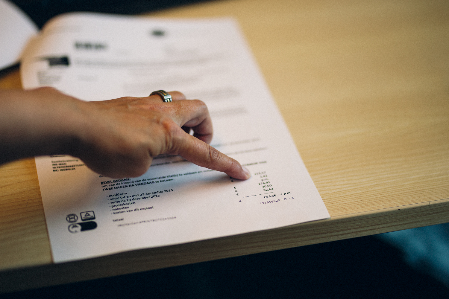 papier met vinger