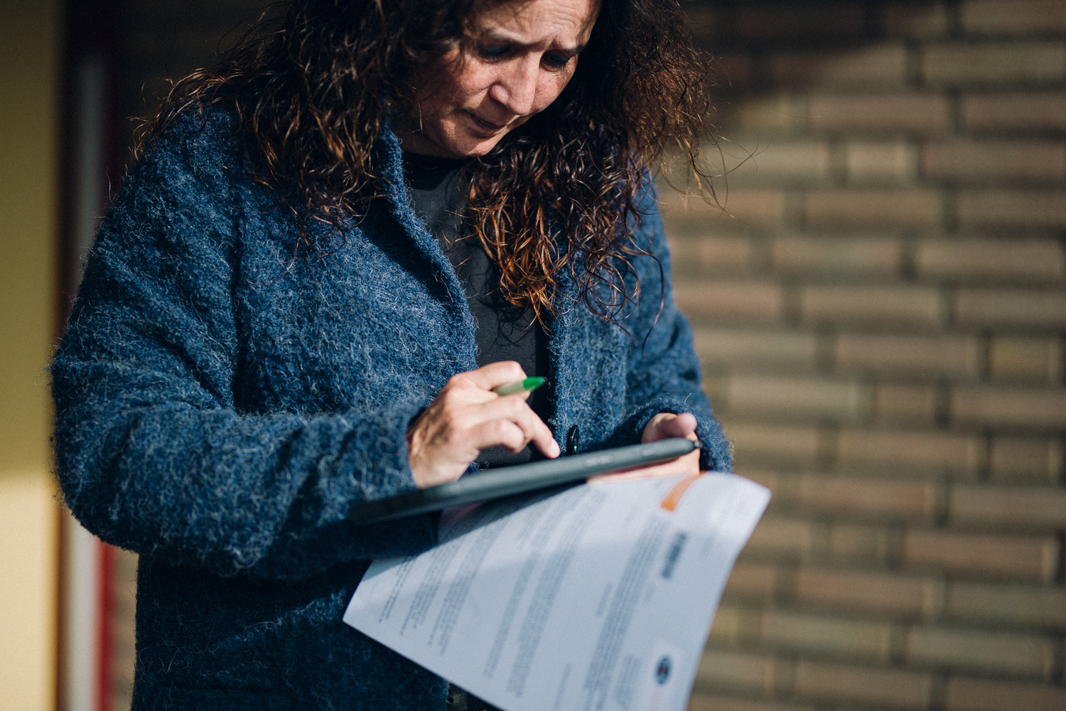 vrouw vult tablet in, aan huis