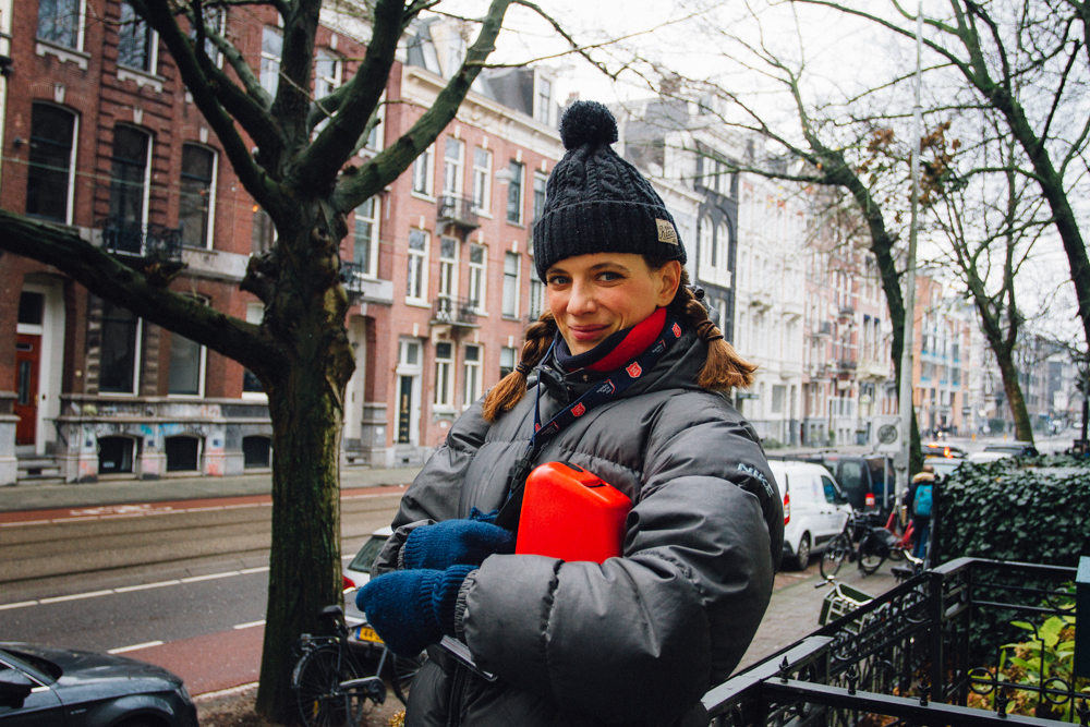 Vrouw met muts collecteerd