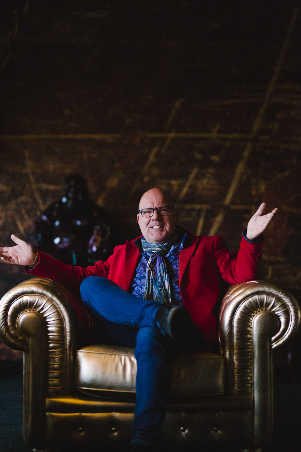 Gaston joviaal op stoel