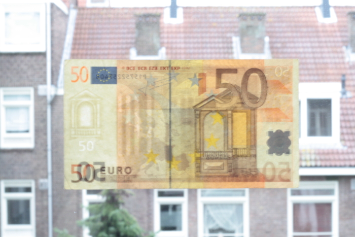 50 euro biljet aan raam
