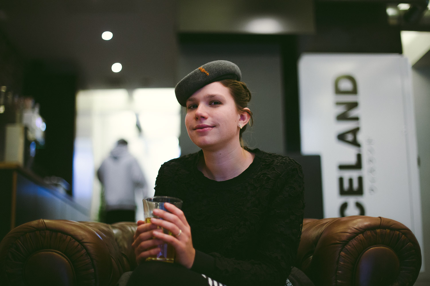 Vrouw met baret met glas op stoel