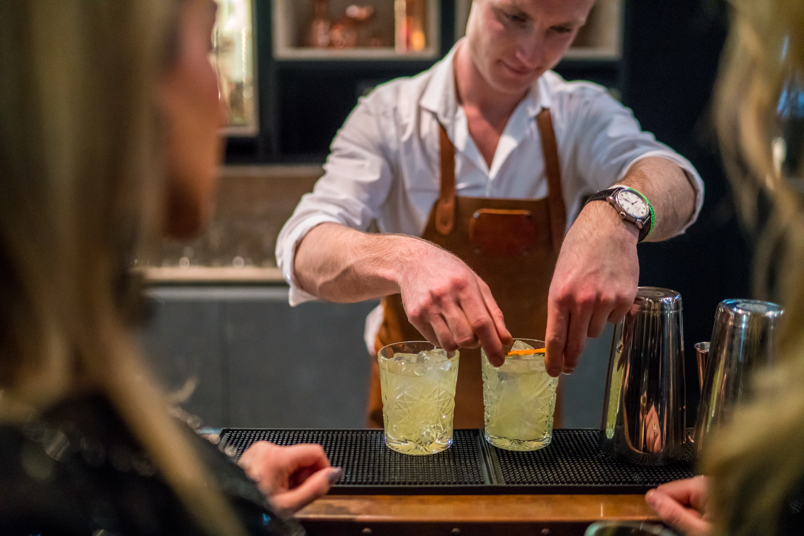 cocktailmaker legt finishing touch op drankjes