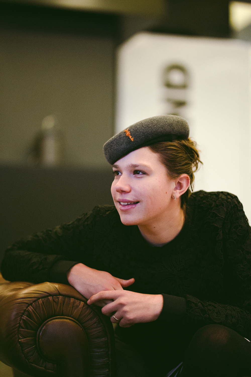 Vrouw met baret kijkt weg
